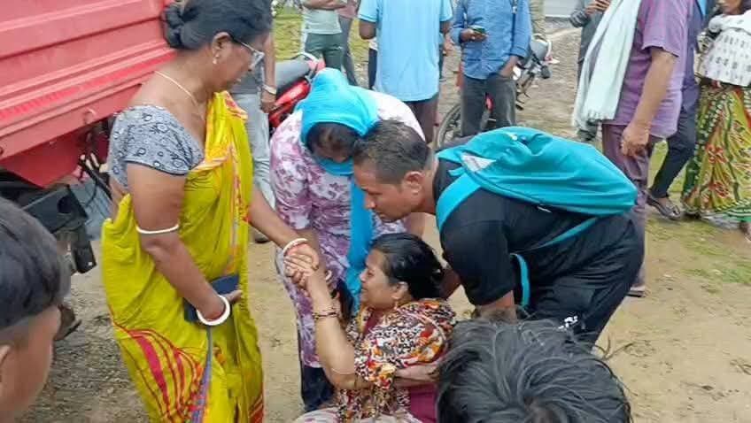 #ମିତ୍ରପୁର_ବ୍ଲୁ_ଲେକ_ରେ_ଗାଧୋଇବା_ବେଳେ_୨_ଛାତ୍ର_ନିଖୋଜ
ମିତ୍ରପୁର ନିକଟ ବ୍ଲୁ ଲେକ୍ ପୁଣି ପାଲଟିଲା କାଳ। ଗତ ଶୁକ୍ରବାର ପୂର୍ବାହ୍ନ ୧୧ ଟା ସମୟରେ ତିନି ଛାତ୍ର ବୁଲିବାକୁ ଆସି ପାଣି ରେ ବୁଡି ଦୁଇ ଜଣ ନିଖୋଜ ହୋଇଥିବା ବେଳେ ଜଣେ ସୁରକ୍ଷିତ ଅଛନ୍ତି। ତେବେ ନୀଳଗିରି ଅଗ୍ନିଶମ ବାହିନୀ ଦ୍ୱାରା ଉଦ୍ଧାର କାର୍ଯ୍ୟ ଜାରି ରହିଛି । ନିଖୋଜ ଥିବା ଦୁଇ ଛାତ୍ର ହେଲେ ଭଦ୍ରକ ଜିଲ୍ଲାର ଅଂଶୁମାନ ପାତ୍ର ଓ ଅନ୍ୟ ଜଣେ ମୟୂରଭଞ୍ଜ ଜିଲ୍ଲାର ଭବିଷ୍ୟ ପାତ୍ର ଏବଂ ସୁରକ୍ଷିତ ଥିବା ରୋଶନ ନାୟକ ଘର କେନ୍ଦୁଝର ଜିଲ୍ଲାର ବୋଲି ଜଣାପଡିଛି ତେବେ ନିଖୋଜ ଦୁଇ ଜଣ ଛାତ୍ର ଫକୀରମୋହନ କଲେଜ ର ଛାତ୍ର ବୋଲି ସୂଚନା ମିଳିଛି। ଘଟଣାସ୍ଥଳରେ ନୀଳଗିରି ପୋଲିସ,ଅଗ୍ନିଶମ ବାହିନୀ ପହଞ୍ଚି ଖୋଜା ଖୋଜି ଆରମ୍ଭ ଜାରିରଖିଛି
#bharatnewsodia
#baleswar
#Nilagiri