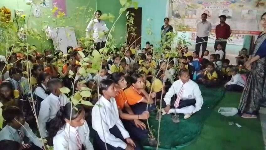 🌱 पेड़ लगाएं, पर्यावरण बचाएं 🌳
भगवती मानव कल्याण संगठन एवं बुंदेलखंड हरियाली मिशन बांदा के संयुक्त तत्वावधान में पर्यावरण प्रहरी गुलाबचंद कुशवाहा के वृक्षारोपण जन-जागरूकता महाअभियान के तहत राजरानी मेमोरियल पब्लिक स्कूल में कार्यक्रम आयोजित हुआ। बच्चों को शहतूत के पौधे निःशुल्क वितरित कर पर्यावरण संरक्षण का संकल्प दिलाया गया।
गुलाबचंद कुशवाहा ने बताया कि 52 महीनों से जारी अभियान में अब तक 4,800 पौधे लगाए जा चुके हैं।
संदेश: हर जन्मदिन पर एक पौधा लगाएं और उसे अपना पेड़ बनाएं। 🙏
#वृक्षारोपण #पर्यावरण_संरक्षण #बांदा #हरियाली_मिशन #Bundelkhand