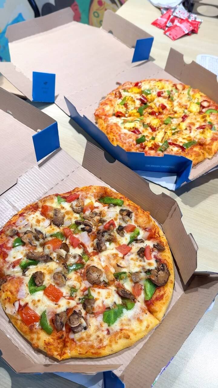 #ad
Wednesday pizza plans = sorted! 🍕🙌
Grab your pizza buddy and enjoy 50% OFF on 2 Medium or 2 Large Pizzas every Wednesday at Domino’s.
Choose from delicious pizza pairings like Farmhouse + Peppy Paneer, Veg Paradise + Mexican Green Wave, or Pepper BBQ + Chicken Sausage. 🤤
Available on Dine-In & Takeaway only.
Who are you sharing your pizza party with? Tag them below! 👇🍕
#DominosIndia #WednesdayOffer #PizzaParty #PizzaLovers DominosPizza