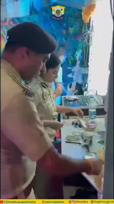 कांगड़ा पुलिस की नशे के खिलाफ बड़ी कार्रवाई। DIG Southern Range Ms. Soumya Sambasivan, IPS के मार्गदर्शन में अपर भागसू स्थित कैफ़े में रेव पार्टी का भंडाफोड़ कर चिट्टा, चरस, भांग और अवैध शराब बरामद की गई। दो आरोपी गिरफ्तार। नशे के खिलाफ अभियान जारी है।
#HimachalPolice #KangraPolice #AntiChitta #DrugFreeHimachal #OperationPrahaar
