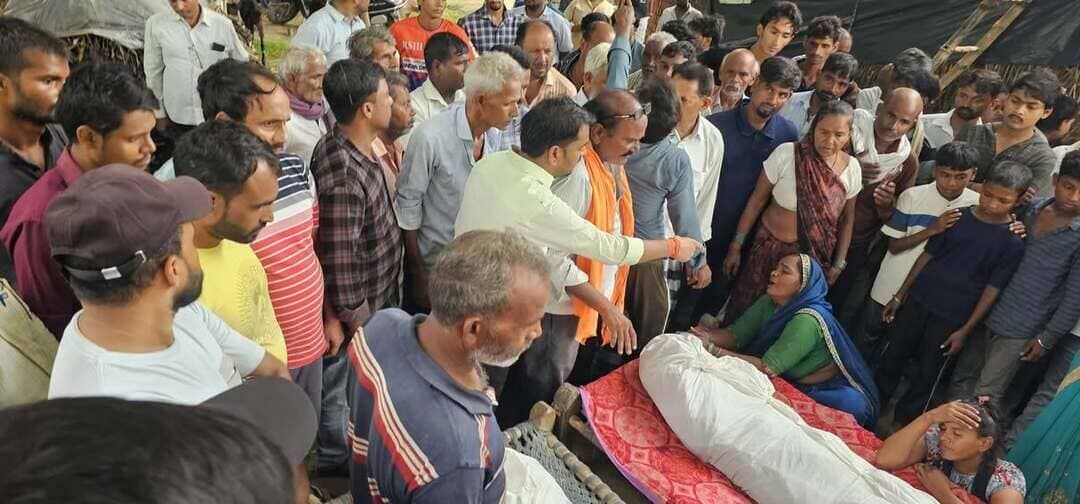 रानीगंज के मेढ़ौली जगदीशपुर के नाले में डूबने से चाचा भतीजे की मौत से लोगों में मातम है। रविवार की सुबह जब उनके घर से चाचा भतीजे की अर्थी उठी तो परिजनों समेत आसपास के पहुंचे लोगों के भी आंसू छलक पड़े। इस दर्दनाक घटना से पूरा गांव सदमें में है। शनिवार को बारिश के बाद नाले में मछली पकड़ने पानी में उतरे लल्ले उर्फ विकास विश्वकर्मा (25) के डूबने की आवाज सुनकर उन्हें बचाने पहुंचे उनके चाचा नन्हे विश्वकर्मा भी गहरे पानी में समा गए थे। जिसके बाद नन्हे का शव एक घंटे बाद नाले से निकाला गया था। रविवार की सुबह भतीजे का भी शव नाले से निकला तो परिजनों की चीत्कार निकल गई। ग्रामीणों ने बताया कि पानी की गहराई और तेज बहाव के कारण दर्दनाक घटना हुई। पिछले साल भी उसी नाले में बरसात के मौसम में एक मासूम की मौत हो गई थी। शाम से ही देर रात्रि तक रानीगंज थाना प्रभारी प्रदीप कुमार अपने हमराहियों के साथ मौके पर मौजूद रहे।