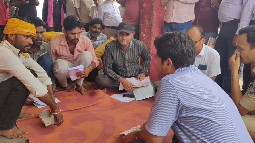 पुनर्वासित एवं विस्थापित परिवारों की स्थिति देखने पहुंचे कलेक्टर-एसपी
जमीन पर बैठकर एक-एक ग्रामीणों से किया संवाद
उम्र निर्धारण के लिए 60 लोगों को कराए गए मेडिकल परीक्षण, रिपोर्ट के आधार पर पात्रता का होगा निर्धारण
98 प्रतिशत पात्र प्रभावितों को मिल चुका मुआवजा एवं पुनर्वास पैकेज, शेष प्रकरणों के निराकरण के लिए लगातार लगाए जा रहे शिविर
गांव के रूप में एक साथ बसाहट होने पर बिजली, सड़के, हैंडपम्प आदि की स्थाई व्यवस्था की जाएगी
करौंदया, मोतीगढ़ में सैकड़ों लोगों ने निवास बनाएं, प्रशासन जमीन आवंटन में कर रहा पूरा सहयोग
शिविर में प्राप्त आवेदनों की जांच कर पात्र पाए जाने पर अभी तक 21 करोड़ की राशि जारी की जा चुकी
कलेक्टर ने अपील करते हुए कहा जिनको राशि प्राप्त हो चुकी है वह अन्य स्थान पर जल्द ही शिफ्ट हो जाएं
छतरपुर राष्ट्रीय महत्व की केन-बेतवा लिंक परियोजना से प्रभावित एवं पुनर्वासित परिवारों की स्थिति का कलेक्टर मृणाल मीना ने डूब क्षेत्र वाले ग्राम घुंघरी, भौरखुआँ में जल चौपाल लगाकर जमीन पर बैठकर एक एक प्रभावितों की समस्याओं को सुना। उन्होंने पुनर्वासित ग्रामों में अन्य स्थानों पर मकान निर्माण कर रहे परिवारों तथा अभी तक शिफ्ट नहीं हुए प्रभावित परिवारों की वस्तुस्थिति देखी और ग्रामीणों से संवाद कर उनकी समस्याएं सुनीं। इस दौरान एसपी रजत सकलेचा, एसडीएम विजय द्विवेदी सहित संबधित अधिकारी उपस्थित रहे।कलेक्टर ने बताया कि परियोजना से प्रभावित लगभग 98 प्रतिशत पात्र परिवारों को मुआवजा एवं पुनर्वास पैकेज की राशि मिल चुकी है। शेष प्रकरणों में कुछ मामलों में उम्र निर्धारण तथा कुछ में बैंक खातों से संबंधित समस्याएं हैं। इनके निराकरण के लिए लगातार शिविर आयोजित किए जा रहे हैं। पिछले करीब 15 दिनों में आयोजित शिविरों के माध्यम से प्राप्त आवेदनों की जांच उपरांत पात्र पाए जाने पर लगभग 21 करोड़ रुपए की राशि जारी की जा चुकी है।
समूह के रूप में बसना चाहते हैं ग्रामीण, प्रशासन करेगा जमीन उपलब्ध कराने में मदद
ग्रामीणों ने चर्चा के दौरान एक समूह अथवा गांव के रूप में एक साथ बसने की इच्छा व्यक्त की। कलेक्टर ने बताया कि प्रशासन ग्रामीणों को इसके लिए आवश्यक जमीन उपलब्ध कराने में सहयोग कर रहा है। मोतीगढ़ और करौंदिया क्षेत्र में प्रभावित परिवारों द्वारा मकान निर्माण भी किया जा रहा है। समूह के रूप में बसाहट विकसित होने पर विद्युत, सड़क, हैंडपंप सहित आवश्यक मूलभूत सुविधाएं उपलब्ध कराने की कार्यवाही की जाएगी।
उम्र निर्धारण में दस्तावेजों का किया जा रहा क्रॉस वेरिफिकेशन
कलेक्टर ने बताया कि कुछ मामलों में कटऑफ डेट में पात्रता प्राप्त करने के लिए आधार कार्ड में जन्मतिथि में परिवर्तन किए जाने की जानकारी सामने आई है। ऐसे मामलों में सावधानीपूर्वक जांच की जा रही है और जन्मतिथि का स्कूल अभिलेखों सहित अन्य दस्तावेजों से क्रॉस वेरिफिकेशन कराया जा रहा है।
जिन 60 व्यक्तियों का कभी स्कूल में प्रवेश नहीं हुआ है, उनका मेडिकल परीक्षण कराया गया है। मेडिकल रिपोर्ट के आधार पर उनकी आयु का निर्धारण किया जाएगा और पात्र पाए जाने पर नियमानुसार मुआवजा एवं पुनर्वास राशि प्रदान की जाएगी।
तीसरे चरण में अगले 10 दिनों में पात्र परिवारों को मिलेगी राशि*
कलेक्टर ने बताया कि दूसरे चरण में प्राप्त आवेदनों में पात्र व्यक्तियों को राशि प्रदान की जा चुकी है। कुछ परिवारों द्वारा अभी अपने बैंक खातों की जांच नहीं की गई है। तीसरे चरण में अगले 10 दिनों के दौरान शिविरों के माध्यम से पात्र व्यक्तियों को राशि उपलब्ध कराई जाएगी, जिससे वे स्वेच्छा से अन्य स्थानों पर पुनर्वासित हो सकें
शिविर में समस्याओं का निराकरण कर योजनाओं का लाभ दिलाया जा रहा
कलेक्टर ने ग्रामीणों द्वारा बताए गए विरोध के बिंदुओं पर भी चर्चा की। इस दौरान रिकॉर्ड से संबंधित समस्याएं सामने आईं, जिनका निराकरण करने के निर्देश दिए गए। प्रभावित परिवारों को विभिन्न शासकीय योजनाओं का लाभ दिलाने के लिए भी शिविरों के माध्यम से लगातार कार्यवाही की जा रही है। प्रशासन का उद्देश्य प्रभावित परिवारों का पुनर्वास सुनिश्चित करते हुए उन्हें आवश्यक मूलभूत सुविधाएं उपलब्ध कराना है।कलेक्टर ने पटवारी को निर्देश दिए कि प्रतिदिन बैठे और समस्या सुने। साथ ही जिनके खातों में समस्या है उनसे पुनः खाता प्राप्त करें। ताकि उनके खातों में राशि भेजी जाए।साथ ही कलेक्टर ने स्पष्ट किया कि 2024 तक 18 वर्ष पूर्ण कर चुके नियमानुसार पात्र व्यक्ति को ही मुआवजा प्राप्त हो सकेगा। उन्होंने कहा लोग अपने मकान को जल्द से जल्द शिफ्ट कर ले जिससे नई बसाहट होने पर मूलभूत सुविधाएं सुनिश्चित की जा सके।