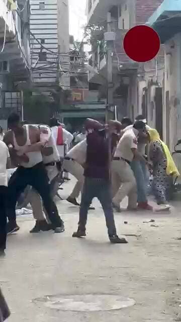 दिल्ली पुलिस पर हमला! आंखों में मिर्ची डालकर लाठी-डंडों से बर्बर पिटाई।@idtvnews