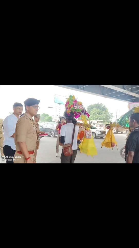 कांवड़ियों पर पुष्पवर्षा कर एसपी ने पेश की सेवा और सम्मान की मिसाल
शाहजहांपुर। श्रावण मास कांवड़ यात्रा के दौरान शाहजहांपुर के पुलिस अधीक्षक सौरभ दीक्षित ने कांवड़ श्रद्धालुओं पर पुष्पवर्षा कर उनका स्वागत एवं अभिनंदन किया। इस दौरान श्रद्धालुओं को प्रसाद भी वितरित किया गया।
एसपी सौरभ दीक्षित ने कांवड़ियों से आत्मीय संवाद करते हुए उनकी कुशलक्षेम जानी और यात्रा के दौरान हरसंभव सहयोग एवं सुरक्षा का भरोसा दिलाया। पुलिस प्रशासन की इस पहल से श्रद्धालुओं में भी उत्साह देखने को मिला।
इस दौरान अपर पुलिस अधीक्षक नगर देवेंद्र कुमार, सीओ सिटी देवव्रत बाजपेयी, कोतवाली प्रभारी निरीक्षक प्रदीप कुमार राय सहित बड़ी संख्या में पुलिसकर्मी मौजूद रहे।
कांवड़ यात्रा के दौरान पुलिस की ओर से सुरक्षा व्यवस्था के साथ-साथ श्रद्धालुओं के प्रति सेवा, सम्मान और सहयोग की भावना दिखाई दे रही है। एसपी सौरभ दीक्षित की इस पहल की लोगों द्वारा सराहना की जा रही है।
#Shahjahanpur #SPSaurabhDixit #कांवड़यात्रा #कांवड़िया #श्रावणमास #पुष्पवर्षा #कांवड़सेवा #ShahjahanpurPolice #पुलिसप्रशासन #KanwarYatra #Kanwariya #ShahjahanpurNews #आपकाअपनाशहर