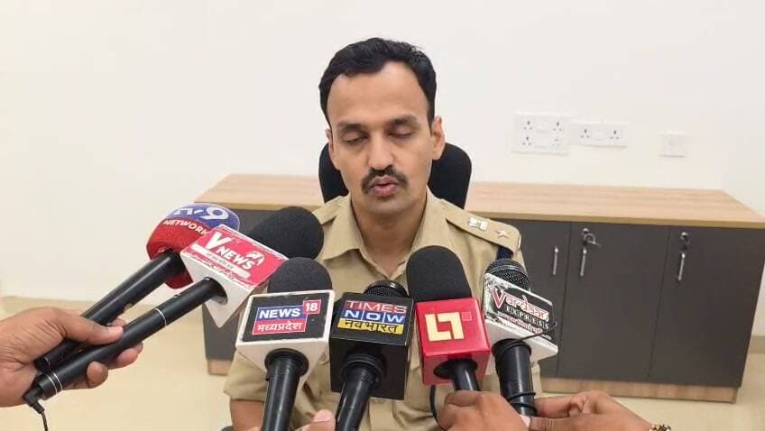 छतरपुर में 2 दिन से लापता दो सगे भाइयों के शव कुएं में मिले, जांच में हत्या का एंगल
छतरपुर के लवकुशनगर थाना क्षेत्र में दो दिन से लापता दो सगे भाइयों सचिन यादव और प्रेम यादव के शव कुएं से बरामद होने से सनसनी फैल गई। दोनों बच्चे चौथी कक्षा में पढ़ते थे और करीब दो दिन पहले कृषि उपज मंडी से लापता हुए थे।
पुलिस के अनुसार मामले में एक संदिग्ध बालेंद्र सिंह का नाम सामने आया है, जिसकी तलाश की जा रही है और उस पर इनाम घोषित किया गया है। पुलिस पूरे मामले की जांच कर रही है।
नोट: हत्या के कारण और आरोपी की भूमिका को लेकर अंतिम पुष्टि पुलिस जांच के बाद ही स्पष्ट होगी।