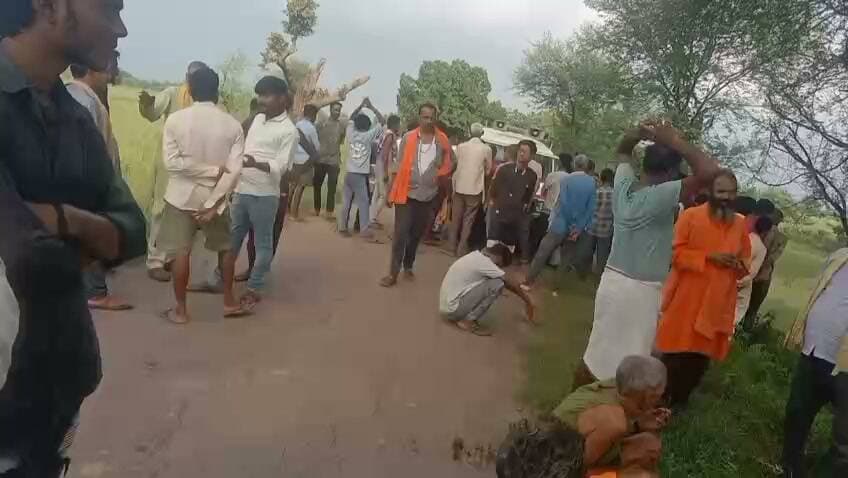छतरपुर में 2 दिन से लापता दो सगे भाइयों के शव कुएं में मिले, जांच में हत्या का एंगल
छतरपुर के लवकुशनगर थाना क्षेत्र में दो दिन से लापता दो सगे भाइयों सचिन यादव और प्रेम यादव के शव कुएं से बरामद होने से सनसनी फैल गई। दोनों बच्चे चौथी कक्षा में पढ़ते थे और करीब दो दिन पहले कृषि उपज मंडी से लापता हुए थे।
पुलिस के अनुसार मामले में एक संदिग्ध बालेंद्र सिंह का नाम सामने आया है, जिसकी तलाश की जा रही है और उस पर इनाम घोषित किया गया है। पुलिस पूरे मामले की जांच कर रही है।
नोट: हत्या के कारण और आरोपी की भूमिका को लेकर अंतिम पुष्टि पुलिस जांच के बाद ही स्पष्ट होगी।