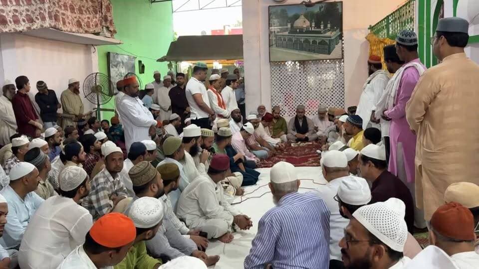 दरगाह नासिर मियां के सज्जादानशीन मरहूम हज़रत सुल्तान अहमद नासरी के सेम की फातिहा का सीधा प्रसारण
#दरगाह_नासिर_मियां #NasirMiyan #Sajjadanashin #HazratSultanAhmadNasri #SultanAhmadNasri #Fatiha #FatihaKhwani #DarghaNasirMiyan #Bareilly #BareillyDarpan #LiveBroadcast #LiveCoverage #सीधा_प्रसारण #बरेली #उर्स #खानकाह #Sufi #SufiSaint #IslamicEvent