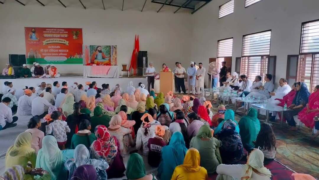 संत शिरोमणि गुरु रविदास महाराज जी की 650वीं जयंती के पावन अवसर पर काशी से आई पवित्र माटी के कलश वंदन यात्रा में माननीय कैबिनेट मंत्री श्री कृष्ण पंवार जी के साथ मेयर सुमन बहमनी ने यमुनानगर के गधौली पहुंचकर गुरु रविदास मंदिर में सभी कलशों की विधिवत पूजा-अर्चना की।
इसके उपरांत अंबेडकर भवन में उपस्थित संगत को संबोधित किया और संत शिरोमणि गुरु रविदास जी के समता, भाईचारे एवं मानवता के संदेश को आत्मसात करने का आह्वान किया।
पवित्र माटी के इन कलशों को यमुना मंडल के 18 मंदिरों के लिए विधिवत रवाना किया गया, ताकि श्रद्धालु इन पवित्र कलशों के माध्यम से गुरु रविदास जी के चरणों में श्रद्धा अर्पित कर सकें।