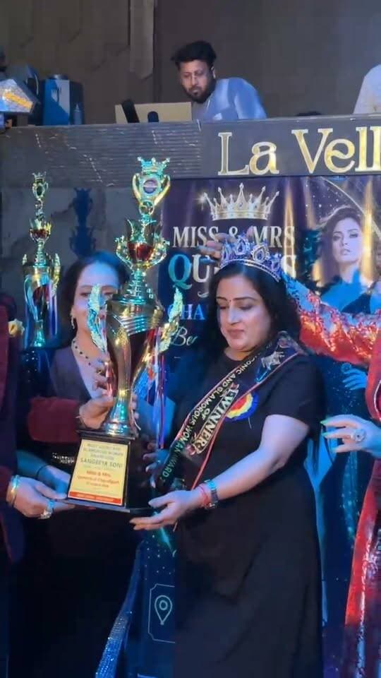 SanGeeta Soni को मिला “Most Iconic and Glamorous Woman Award 2026” का सम्मान
चंडीगढ़: शहर में आयोजित Miss & Mrs Queen’s of Chandigarh – Season 6 के भव्य आयोजन में हिमाचल प्रदेश की जानी-मानी मॉडल एवं पेजेंट टाइटल होल्डर SanGeeta Soni को “Most Iconic and Glamorous Woman Award 2026” से सम्मानित किया गया।
Mubarkan Events & Entertainment द्वारा आयोजित इस भव्य ब्यूटी एवं फैशन इवेंट का आयोजन 23 अगस्त 2026 को La Vella Club, Sector 26, Chandigarh में किया गया। आयोजन में फैशन, ग्लैमर, स्टाइल और प्रतिभा का शानदार संगम देखने को मिला। (Instagram)
SanGeeta Soni को इस अवसर पर उनके ग्लैमरस व्यक्तित्व, आत्मविश्वास, खूबसूरती और फैशन क्षेत्र में उल्लेखनीय पहचान के लिए यह विशेष सम्मान प्रदान किया गया। वह इससे पहले भी विभिन्न प्रतिष्ठित मंचों पर अपनी प्रतिभा का प्रदर्शन कर चुकी हैं और Star Show Ambassador के रूप में भी जुड़ी हुई हैं।
सम्मान प्राप्त करने के बाद SanGeeta Soni ने आयोजकों और पूरी टीम का आभार व्यक्त करते हुए कहा कि यह सम्मान उनके लिए बेहद खास है और उन्हें आगे भी बेहतर कार्य करने की प्रेरणा देता है।
इस उपलब्धि के साथ SanGeeta Soni के नाम एक और प्रतिष्ठित सम्मान जुड़ गया है, जिसने हिमाचल प्रदेश की प्रतिभा को चंडीगढ़ के ग्लैमर एवं फैशन मंच पर एक नई पहचान दिलाई है।