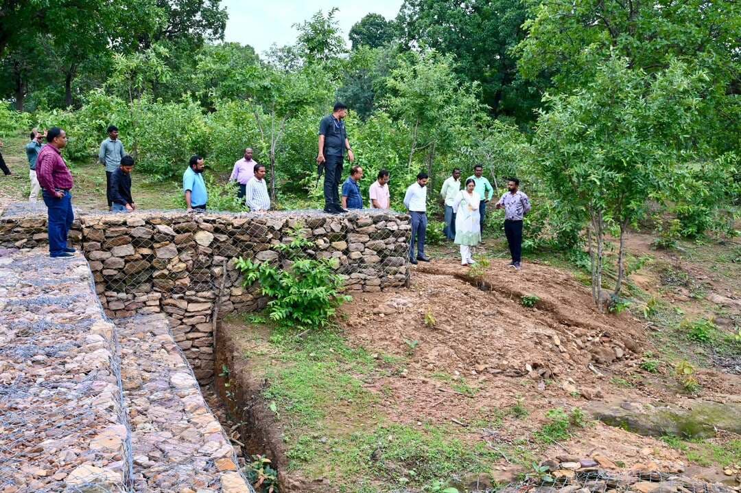 जल संरक्षण की दिशा में एक और मज़बूत कदम!
कोरिया जिले के जनपद पंचायत सोनहत के ग्राम अकलासरई में निर्मित गेबियन निर्माण कार्य का कलेक्टर श्रीमती रोक्तिमा यादव ने जायजा लिया। पत्थरों से बनी यह विशेष संरचना वर्षा जल को रोकने, पानी के बहाव को धीमा करने और मृदा अपरदन (मिट्टी के कटाव) को रोकने में बेहद कारगर सिद्ध होगी।
निरीक्षण के दौरान जिला पंचायत के मुख्य कार्यपालन अधिकारी श्री योगेंद्र श्रीवास भी उपस्थित रहे।
@chhattisgarhcmo @dpr.chhattisgarh @nwmgoi
@indiaruraldev @prdcggov
#RuralDevelopment #VBGRAMG #CatchTheRain #Chhattishgarh #KoreaDistrict