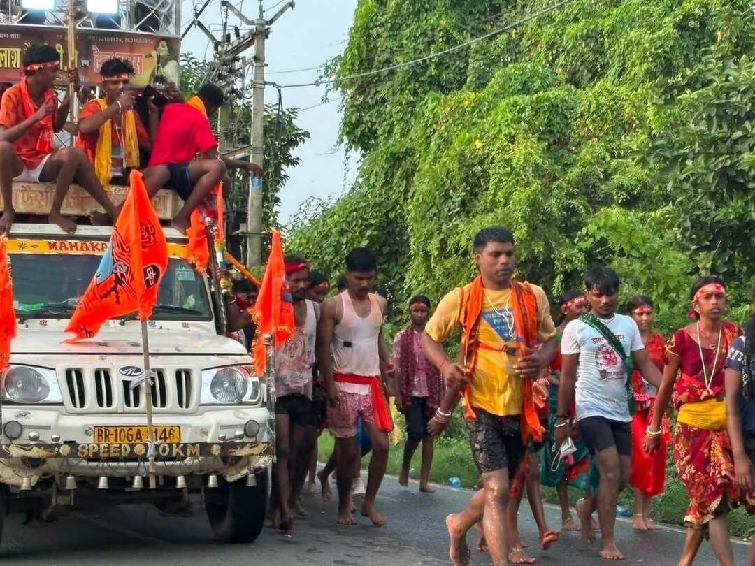 हर-हर महादेव' के जयकारों से गूंजा इलाका: आखिरी सोमवारी पर जल चढ़ाने निकले हजारों कांवड़िए !