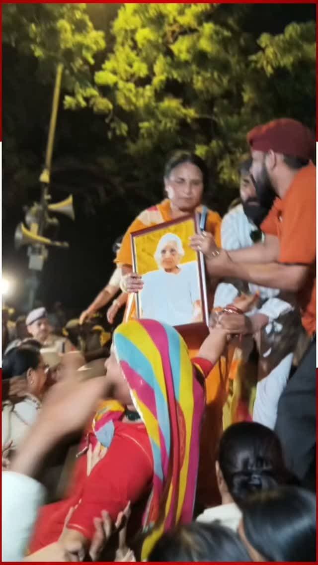 21 अगस्त को रिजर्वेशन रिफॉर्म सत्याग्रह के शांतिपूर्ण प्रदर्शन के दौरान दिल्ली पुलिस द्वारा महिलाओं को घसीटने और प्रदर्शनकारियों को बलपूर्वक धरना स्थल से हटाने की घटना निंदनीय है। वीडियो हुआ सोशल मिडिया में वायरल
#voicebharat24 #reelsviralシ #fbreels #delhi #DelhiNews