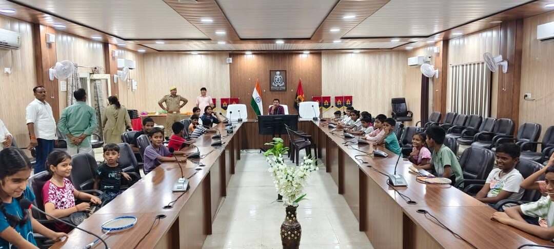 🏸 पुलिस परिवार के बच्चों ने दिखाई खेल प्रतिभा, 70 बच्चों ने लिया बैडमिंटन व 100 मीटर दौड़ में हिस्सा
मीरजापुर। पुलिस अधीक्षक अपर्णा रजत कौशिक के निर्देशन में पुलिस लाइन मीरजापुर में वामा सारथी के तत्वावधान में ‘खेलो इंडिया’ कार्यक्रम के अंतर्गत पुलिस परिवार के बच्चों के लिए बैडमिंटन एवं 100 मीटर दौड़ प्रतियोगिता आयोजित की गई। विभिन्न आयु वर्गों के करीब 70 बच्चों ने उत्साहपूर्वक प्रतिभाग किया।
प्रतियोगिता में बच्चों ने खेल प्रतिभा, अनुशासन और स्वस्थ प्रतिस्पर्धा का शानदार प्रदर्शन किया। विजेता प्रतिभागियों को प्रतिसार निरीक्षक पुलिस लाइन मन मोहन ने पुरस्कार देकर सम्मानित किया और खेलों में निरंतर प्रतिभाग करने के लिए प्रेरित किया।
बैडमिंटन में 12 वर्ष तक वर्ग में प्रांजल यादव प्रथम, आदर्श प्रजापति द्वितीय और अंश राज तृतीय रहे। 12 वर्ष से अधिक बालक वर्ग में शिवांश मिश्रा प्रथम, अभि यादव द्वितीय और कृष्णा यादव तृतीय रहे। बालिका वर्ग में उमरा खान प्रथम, नैन्शी द्वितीय और रोशनी मिश्रा तृतीय रहीं।
100 मीटर दौड़ में 12 वर्ष से कम बालक वर्ग में उज्ज्वल प्रथम, अश्वनी द्वितीय और रूद्रांश सिंह तृतीय रहे। 18 वर्ष से कम बालक वर्ग में ईशान प्रथम, अमन शर्मा द्वितीय और शिवांशु तृतीय रहे। 11-13 वर्ष बालिका वर्ग में प्रतिज्ञा यादव प्रथम, उजमा खां द्वितीय और अलीना तृतीय रहीं। वहीं 6-9 वर्ष बालिका वर्ग में श्रेयांशी प्रथम, देवांशी द्वितीय और श्रेष्ठ तृतीय रहीं।
#मीरजापुर #मीरजापुर_पुलिस #खेलो_इंडिया #वामा_सारथी #पुलिस_परिवार #बैडमिंटन #100मीटर_दौड़ #खेल_प्रतियोगिता #खेल_प्रतिभा #Sports #MirzapurPolice #KheloIndia #VamaSarathi