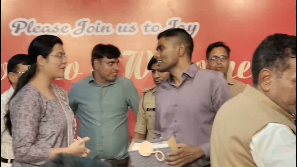 SP. मिस्टर राज के विदाई समारोह में जब तलवार लेकर पहुँच गए सामाजिक कार्यकर्ता देखिए,,,