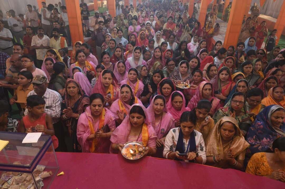 रामलीला मैदान में अखण्ड ऊं नमः
शिवाय जप,आस्था का छठवां दिन
*****************************"*
*_बाबा के भस्मश्रृंगार व महाआरती_*
*_में उमडा भक्तों का जन सैलाब_*
*******************************
महाकाल का सजा दरबार हर--हर
महादेव के मंत्रों से गूंजा पूजा स्थल
*==================*
*♦रायगढ़/स्पीड न्यूज 23अगस्त 2026/* रायगढ़ के रामलीला मैदान में नमः शिवाय जाप के छठवें दिन पूरा माहौल शिवमय हो गया ओर बड़ी संख्या में भक्त जनों ने महाकाल की पूजा में भाग लिया यह आयोजन सेवा भारती समिति के मार्गदर्शन में महिला समन्वय समिति रायगढ़ किया गया है जो 17 अगस्त से लगातार जारी है ओर कल 24 अगस्त तक जारी रहेगा सावन के पावन अवसर पर भगवान भोलेनाथ का विशेष भस्म श्रृंगार एवं महा आरती का आयोजन किया गया छठे दिन की शुरुआत वैदिक मंत्रोच्चार और अखण्ड ऊं नमः शिवाय जाप से हुई ।भक्ति भाव से सजा दरबार ,गूंजे हर हर महादेव के जय कारे के साथ सायंकाल के समय उज्जैन महाकालेश्वर के तर्ज पर भस्म श्रृंगार किया गया जिसे देखने के लिए बड़ी संख्या में श्रद्धालु भक्त जन उपस्थित रहे भस्म लेपन व विशेष फूलों से सजे भोलेनाथ के आकर्षक रूप को देखकर लोग भाव विभोर हो उठे। पूरा पंडाल ऊं नमः शिवाय एवं हर -हर -महादेव के जय घोष से गूंजायमान रहा तत्पश्चात विधि विधान से महा आरती का आयोजन किया गया। आरती के दौरान शंख, डमरू और घंटे की ध्वनि से वातावरण पूर्ण रूप से आध्यात्मिक एवं भक्तिभाव से ओतप्रोत हो गया आरती पश्चात भक्तों को महाप्रसाद का वितरण किया गया कल 22 अगस्त को मुख्य रूप से रायगढ़ के सभी संगठनों से मात्रृ शक्तियां एवं सभी क्लब जो समाज सेवा में तत्पर है वहां की मात्रृशक्तियां,एवं सी ए एसोसिएशन रायगढ के मेंबर्स उपस्थित रहे।संचालन समिति के सदस्यों ने बताया कि क्षेत्र की सुख- समृद्धि और विश्व कल्याण की कामना को लेकर इस कार्यक्रम का आयोजन किया जा रहा है।
********************************
*🔴रमेश पत्रकार 94252 52176*
*===================*
पुराना मकान तोड़ने या नया बनाने संपर्क करें*7000654 929* या *94241 91241* जहां मिलेगी विशेषज्ञ की सलाह वो भी निशुल्क मल्बा उठाने व पाटने के लिये भी संपर्क कर सकते हैं 🚜
*===================*
*भागवत शिव पुराण श्याम भजन जैसे
*धार्मिक* आयोजन के लाइव टेलीकास्ट
यू ट्यूब फेसबुक व ट्यूटर पर करने हमसे
संपर्क करे जिसमे आपको वीडियो,रील व
फोटो फ्री आफ कास्ट दिया जायेगा
*7000654929*
*===================*
अब रायगढ़ में होगा गठिया का इलाज
...........................................................
आ रहे हैं पुणे के प्रसिद्ध रुमेटोलॉजिस्ट
*आर्थराइटिस गठिया रोग विशेषज्ञ*
*******************
*_डा. बी. बी. कुमार_*
********************
M B B S (M.D) FIPM
*JHON HOSPITAL (USA)*
मिलेंगे 9 अगस्त रविवार को सुबह
10.30 बजे से 1.30, बजे तक
रजिस्ट्रेशन कराए M.NO 9340753454,9201772541पर
..................................................
*दीपक मेडिकल स्टोर* शासकीय
हॉस्पिटल के सामने रायगढ़ ( छ. ग.)
*=====================*
महासमुंद जिले का बेहतरीन हॉस्पिटल
********************************
*_अग्रवाल नर्सिंग होम बसना_*
**************************
जिसमें महानगरों की तरह मरीजों को
मिलती ही इलाज की सभी सुविधा
आयुष्मान एवं बीजू हेल्थ कार्ड में बड़ी
से बड़ी बीमारी का होता है मुफ्त इलाज
*=================*
*एडमिशन ओपन+एडमिशन ओपन*
*********************************
रायगढ़ का बेहतरीन इंग्लिश मीडियम स्कूल
*=========*
*एस्सल बेबी लैंड*
*=========*
बेस्ट फर्नीचर क्लास रुम, प्ले ग्राउंड,गार्डन
कंप्यूटर फैसलिटी बेस्ट टीचर योगा क्लास
एक्टिविटी रुम,सेमिनार रुम स्पोकन इंग्लिश
की सर्व सुविधा युक्त जो देता हे आपके बच्चों
को शिक्षा का बेस्ट माहौल एवं अन्य सुविधाएं
*************************************
*बूढ़ी माई मंदिर के पास 7773066667*
*======================*
*_घर लाए खुशियों की सौगात_*
आज ही पधारे *अनुपम लाइफ स्टाइल*
*फर्नीचर एंड इलेक्ट्रॉनिक्स* तुलसी
होटल के पास ओवरब्रिज के नीचे 9981166102
******************************
इलेक्ट्रानिक सामनों की सबसे बड़ी
रेंज फ्रिज वाशिंग मशीन टीव्ही एसी
व सभी प्रकार के इलेक्ट्रानिक समान
किफायती रेट में बेहतरीन क्वालिटी के
साथ आज ही पधारे व आसान किस्तों
में समान ले जाए अपने घर ओर पूरा
करे अपने हसीन सपने
*===================*
*_बेहतरीन इलाज का जानामाना नाम_*
********************************
*शिव हॉस्पिटल&डायग्नोस्टिक सेंटर*
*===================*
ओवरब्रिज के पास,जूटमिल रोड,
********************************
"समस्त प्रकार मेडिसिन,सर्जरी,अस्थिरोग
एवं स्त्री व प्रसूति रोग का उपचार का एक
मात्र सुप्रसिद्ध हॉस्पिटल आयुष्मान कार्ड
में भी इलाज की सुविधा उपलब्ध है " *9735571555,9765779666*
*===================*
*स्कीन केयर &मेटेरनिटी क्लिनिक*
*===================*
*श्री सिध्दिविनायक*
*-------------------------------*
चर्म रोग कुष्ठ रोग गुप्त रोग सौदंर्य विशेज्ञ
*-------------------------------*
*डा. राकेश पटेल* *डा.मेनका पटेल*
समान्य व सिजेरियन डिलवरी सुविधा
*कोतरा रोड़ दशरथ पान ठेला के पास*
••••••••••••••••••••••••••••••••••••••••• *मो.नं.7610498601,7477059234*
*=====================*
*हर परिवार के आंगनमें गूंजेगी किलकारी*
---------------------------------
*अपेक्स हास्पिटल एंव टेस्ट ट्युब बेबी सेंटर*
---------------------------------
अटल चौक छातामुडा़ बायपास रोड रायगढ़ 07762-233051,23306,98930055
*सभी बिमारी के इलाज का संपूर्ण हास्पीटल*
*===================*
खेलेगा बचपन अब आपके आंगन
*००००००००००००००००००*
*डा.आर.एल.हास्पीटल*
*& टेस्ट ट्यूब बेबी सेंटर*
*००००००००००००००००००*
गौशाला रोड पुलिस लाईन रायगढ़
फोन नं.07762 231400 मो.96
30001100, 9425501788
*======================*
*_धूप 😎व पावर 🤓के चश्मों 👩🏫 की एक मात्र विश्वसनिय_* *_दुकान आयुष अप्टिकल्स है_ *_9617175209_*
रामनिवास टाकिज रोड़ रायगढ़ (छ.ग)
*=====================*