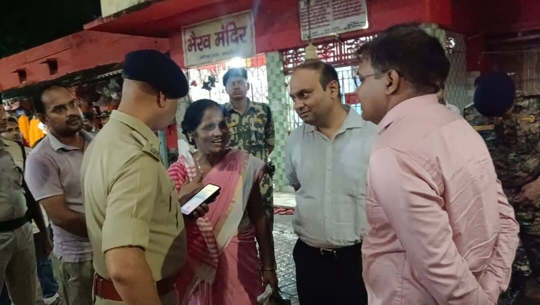 प्रेस विज्ञप्ति
श्रावण मास की अंतिम सोमवारी को लेकर जिलाधिकारी एवं पुलिस अधीक्षक ने देर रात्रि थानेश्वर स्थान मंदिर परिसर का किया निरीक्षण
समस्तीपुर, 23 अगस्त 2026। श्रावण मास की अंतिम सोमवारी के अवसर पर थानेश्वर स्थान मंदिर में श्रद्धालुओं की संभावित भारी भीड़ एवं सुचारु विधि-व्यवस्था को लेकर जिला प्रशासन एवं पुलिस प्रशासन द्वारा व्यापक तैयारियां की गई हैं। इसी क्रम में जिला पदाधिकारी, समस्तीपुर श्री रोशन कुशवाहा एवं पुलिस अधीक्षक, समस्तीपुर श्री अरविंद प्रताप सिंह द्वारा देर रात्रि थानेश्वर स्थान मंदिर परिसर का संयुक्त रूप से भ्रमण एवं निरीक्षण किया जा रहा है।
निरीक्षण के दौरान जिलाधिकारी एवं पुलिस अधीक्षक ने मंदिर परिसर एवं आसपास के क्षेत्रों में श्रद्धालुओं की संभावित भीड़ को देखते हुए की गई व्यवस्थाओं का जायजा लिया। इस दौरान श्रद्धालुओं के आवागमन, कतार व्यवस्था, प्रवेश एवं निकास मार्ग, भीड़ नियंत्रण, सुरक्षा व्यवस्था तथा अन्य आवश्यक व्यवस्थाओं का बारीकी से निरीक्षण किया गया।
मौके पर उपस्थित अधिकारियों को निर्देशित करते हुए जिलाधिकारी ने कहा कि श्रद्धालुओं को किसी प्रकार की असुविधा न हो तथा दर्शन एवं पूजा-अर्चना के दौरान सुव्यवस्थित एवं सुरक्षित वातावरण सुनिश्चित किया जाए। उन्होंने भीड़ के दबाव वाले स्थानों पर विशेष सतर्कता बरतने, आवश्यकतानुसार बैरिकेडिंग एवं कतार व्यवस्था को प्रभावी बनाए रखने तथा सभी प्रतिनियुक्त दंडाधिकारी एवं पुलिस पदाधिकारियों को अपने-अपने निर्धारित स्थलों पर मुस्तैद रहने का निर्देश दिया।
पुलिस अधीक्षक ने सुरक्षा व्यवस्था की समीक्षा करते हुए सभी पुलिस पदाधिकारियों एवं जवानों को भीड़ नियंत्रण एवं विधि-व्यवस्था के संबंध में आवश्यक दिशा-निर्देश दिए। उन्होंने संवेदनशील स्थानों पर विशेष निगरानी रखने तथा किसी भी आकस्मिक स्थिति से निपटने के लिए पूरी तरह तत्पर रहने को कहा।
निरीक्षण के दौरान अनुमंडल पदाधिकारी, समस्तीपुर सदर, अनुमंडल पुलिस पदाधिकारी, समस्तीपुर सदर सहित सभी प्रतिनियुक्त दंडाधिकारी एवं संबंधित पदाधिकारी मौके पर उपस्थित रहे। नगर निगम, समस्तीपुर की महापौर श्रीमती अनीता राम भी मौके पर उपस्थित रहीं तथा उनके द्वारा भी मंदिर परिसर में की गई तैयारियों एवं व्यवस्थाओं का निरीक्षण किया गया।
जिला प्रशासन द्वारा श्रद्धालुओं से अपील की गई है कि वे प्रशासन द्वारा निर्धारित मार्गों एवं कतार व्यवस्था का पालन करें, धैर्य एवं अनुशासन बनाए रखें तथा विधि-व्यवस्था एवं यातायात व्यवस्था को सुचारु बनाए रखने में प्रशासन का सहयोग करें।
जिला प्रशासन एवं पुलिस प्रशासन द्वारा श्रावण मास की अंतिम सोमवारी को लेकर श्रद्धालुओं की सुविधा, सुरक्षा एवं सुगम दर्शन सुनिश्चित करने के लिए सभी आवश्यक व्यवस्थाओं पर लगातार निगरानी रखी जा रही है।
Information & Public Relations Department, Government of Bihar