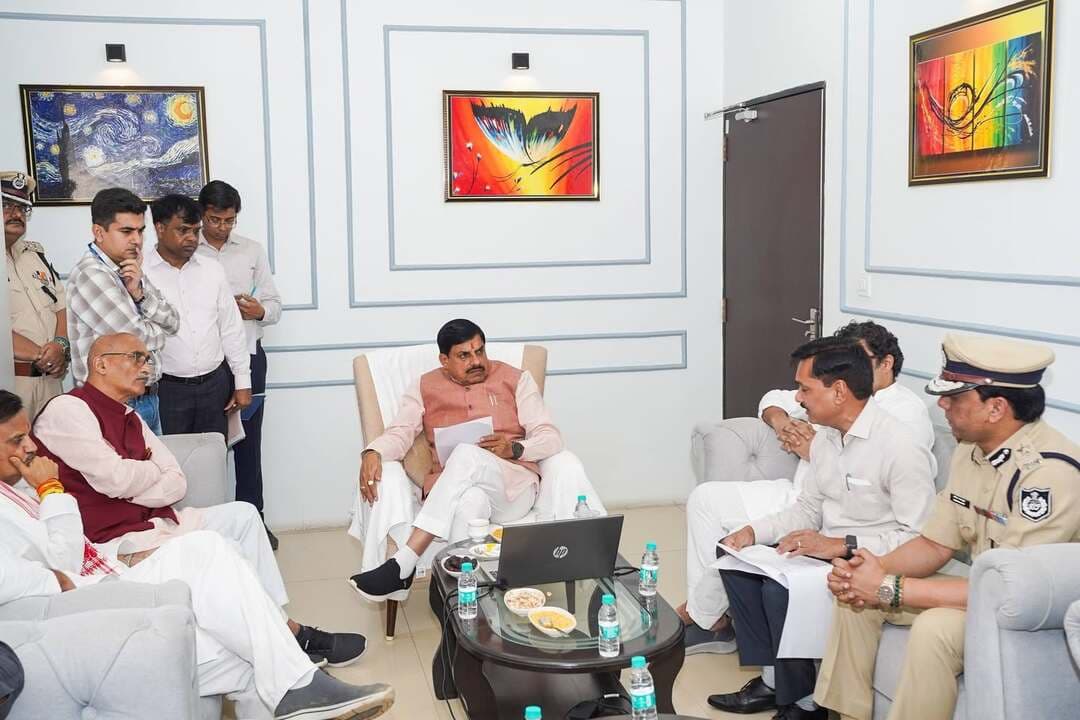 *दिल्ली से सीधे रीवा पहुंचे सीएम डॉ. मोहन, की अतिवृष्टि-राहत कार्यों की समीक्षा
- *सीएम डॉ. मोहन की रीवा संभाग-शहडोल संभाग-जबलपुर के प्रशासन के साथ अहम बैठक
- *किसी भी स्थिति में बीमारी को फैलने से रोकने के निर्देश
- *प्रदेश के मुखिया ने किया जल भराव वाले इलाकों का निरीक्षण*
* मध्यप्रदेश के मुख्यमंत्री डॉ. मोहन यादव 23 अगस्त को नई दिल्ली से रीवा पहुंचे। उन्होंने यहां रीवा संभाग-शहडोल संभाग-जबलपुर के कलेक्टरों, पुलिस अधीक्षकों के साथ अति वृष्टिऔर चल रहे राहत कार्यों की समीक्षा की। इस दौरान उन्होंने निर्देश दिए कि जहां अभी भी बाढ़ का पानी है, वहां राहत कैंप अच्छी तरह से संचालित किए जाएं। राहत कैंपों में समुचित मात्रा में खाद्य सामग्री, पीने के पानी एवं चिकित्सा सुविधा सुनिश्चित करें। सीएम डॉ. यादव ने कहा कि यदि लोगों का खाने-पीने का सामान, घर इत्यादि नष्ट हो गए हों उन्हें तत्काल आरबीसी 6 (4) के तहत सहायता उपलब्ध कराएं। इसके अलावा उन्होंने रीवा के गुलाब नगर में जल भराव का निरीक्षण भी किया।
मुख्यमंत्री डॉ. यादव ने निर्देश दिए कि शिविरों में साफ-सफाई का भी विशेष ध्यान रखा जाए। जहां बाढ़ का पानी उतर गया है, वहां शासकीय अमले को भेजें, लोगों को खाने-पीने की किसी तरह की परेशानी नहीं होनी चाहिए। पीने के पानी की शुद्धता के लिए सभी जल स्रोतों एवं हैंडपंपों में ब्लीचिंग पाउडर इत्यादि से क्लोरिनेशन कराएं। उन्होंने कहा कि ऐसे सभी गांव में और नगरी क्षेत्र के वार्डों में जहां बाढ़ का प्रकोप रहा है वहां विशेष चिकित्सा शिविर आयोजित करें।
*महामारी फैलने से बचाएं*
मुख्यमंत्री डॉ. यादव ने कहा कि बुखार एवं सर्दी जुकाम के मरीज को भी गंभीरता से लिया जाए, किसी तरह की महामारी की स्थिति निर्मित ना हो। जिन गांवों में अति वर्षा से विद्युत आपूर्ति प्रभावित हुई हो, उसे तत्काल बहाल करें। पशु चिकित्सा विभाग को भी बाढ़ ग्रस्त क्षेत्रों में जानवरों के इलाज में भेजें, किसी तरह की महामारी नहीं फैलनी चाहिए और यदि पशुओं की मृत्यु हुई हो तो उनका वैज्ञानिक तरीके से डिस्पोजल करें। उन्होंने कहा कि गौशालाओं इत्यादि में पशुओं के खाने-पीने एवं चारे की पर्याप्त व्यवस्था सुनिश्चित करें।
*फील्ड में उतरें अधिकारी-कर्मचारी*
मुख्यमंत्री डॉ. यादव ने निर्देश दिए कि यदि फसल क्षति की सूचना हो तो वहां तत्काल सर्वे कराएं। यदि बुवाई वगैरा प्रारंभिक अवस्था में हो तो उसके नष्ट होने पर बीज इत्यादि की व्यवस्था करें। राजस्व विभाग, पंचायत एवं ग्रामीण विकास विभाग, चिकित्सा विभाग, पशु चिकित्सा विभाग, कृषि विभाग इत्यादि के अधिकारी एवं कर्मचारियों को उनके कार्य स्थल-फील्ड में रहना सुनिश्चित करवाएं। इनके दल बनाकर प्रभावित क्षेत्रों में भेजें। सीएम डॉ. यादव ने कहा कि सभी नगरी निकायों एवं गांव में साफ सफाई का एक विशेष अभियान प्रारंभ करें ताकि किसी तरह की बीमारी न फैले।
*जनता का रखा जाएगा पूरा ध्यान*
समीक्षा बैठक के बाद मुख्यमंत्री डॉ. यादव ने मीडिया से कहा कि आज रीवा, शहडोल और जबलपुर संभाग में अतिवृष्टि से प्रभावित क्षेत्रों की स्थिति की समीक्षा की। प्रशासन द्वारा प्रभावित क्षेत्रों में राहत शिविर स्थापित कर नागरिकों को आवश्यक सुविधाएं एवं सहायता उपलब्ध कराई गई। बीते दो दिनों से वर्षा थमने के बाद अधिकांश नागरिक राहत शिविरों से अपने घरों को लौट चुके हैं। अतिवृष्टि के दौरान जिन नागरिकों के घर क्षतिग्रस्त हुए हैं तथा जहां जनहानि एवं पशुहानि हुई है, उन्हें नियमानुसार सरकार की ओर से मुआवजा एवं आवश्यक सहायता उपलब्ध कराई जाएगी। उन्होंने कहा कि 24 से 27 अगस्त 2026 के बीच जिन जिलों में वर्षा चक्र सक्रिय होने की संभावना है, वहां सुरक्षा की दृष्टि से प्रशासनिक अधिकारियों को आवश्यक दिशा-निर्देश दिए हैं। संभावित प्रभावित क्षेत्रों में सतत निगरानी रखने तथा आवश्यकता के अनुरूप राहत एवं बचाव की सभी व्यवस्थाएं सुनिश्चित करने के निर्देश दिए गए हैं। वहीं, इस वर्ष प्रदेश में अब तक सामान्य से लगभग 20% कम वर्षा हुई है। इसे ध्यान में रखते हुए कृषि विभाग को कम पानी में बेहतर उत्पादन देने वाली फसलों को प्रोत्साहित करने तथा किसानों को आवश्यक मार्गदर्शन उपलब्ध कराने को कहा गया है। उन्होंने कहा कि सरकार का प्रयास है कि बदलती मौसम परिस्थितियों के बीच नागरिकों की सुरक्षा के साथ-साथ किसानों के हितों का भी पूरा ध्यान रखा जाए।
CM Madhya Pradesh Dr Mohan Yadav Jansampark Madhya Pradesh