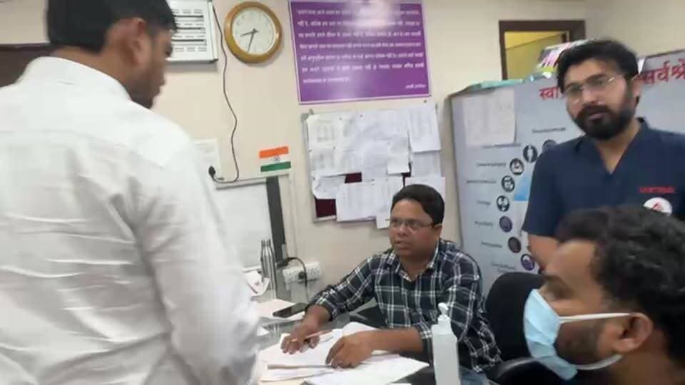 एक्सीडेंट में घायल को मेयर संजीव सिंह लेकर पहुंचे अस्पताल, देखिए लाइव