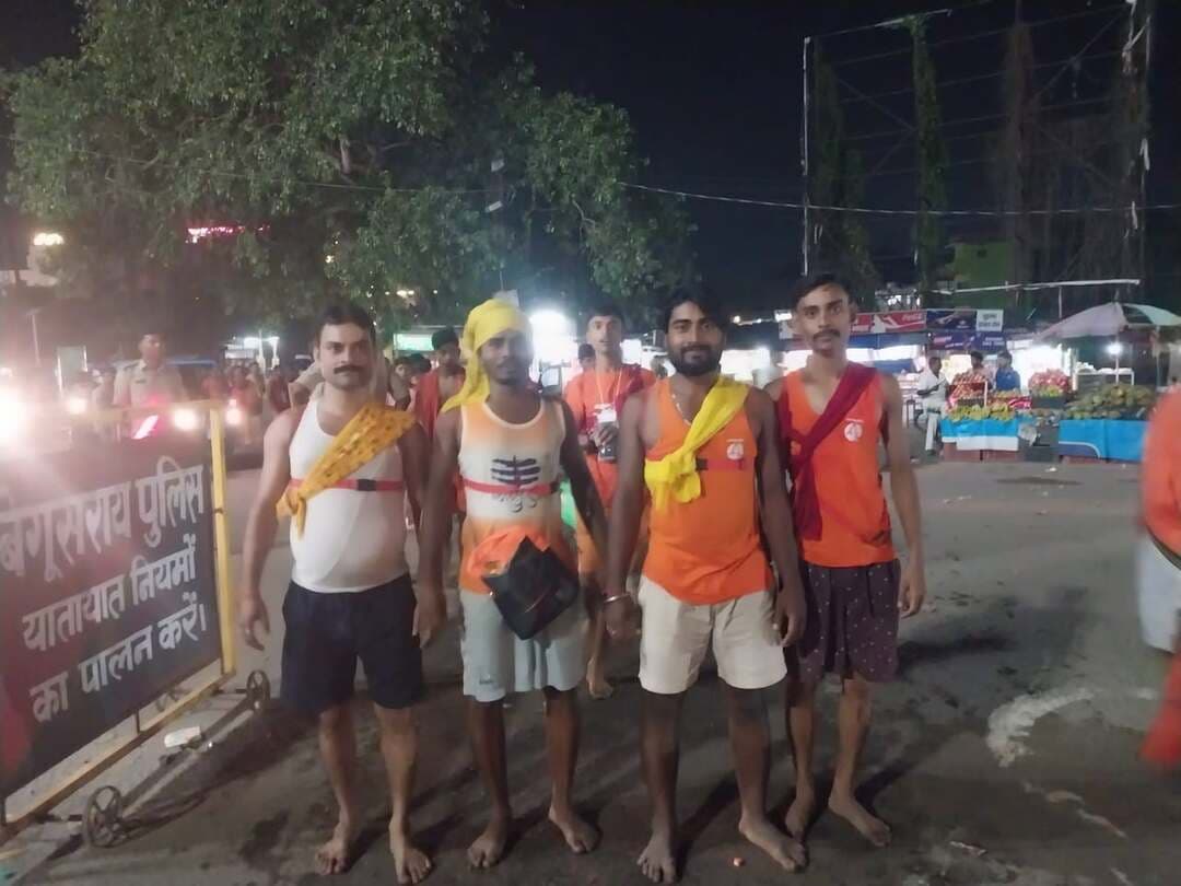सावन की अंतिम सोमवारीः को लेकर गंगा घाट में भक्ति का जनसैलाब, हरगिरि धाम जाने वाले कांवरियों के लिए जगह-जगह निशुल्क सेवा और जागरण
संवाददाता मुकेश कुमार बीहट
बेगूसरायः सावन माह की अंतिम सोमवारी के अवसर पर श्रद्धालुओं की सुरक्षा और सुविधा को लेकर जिला प्रशासन पूरी तरह सतर्क नजर आया। जिला पदाधिकारी रिची पांडे एवं जिला पुलिस कप्तान मनीष कुमार के सख्त आदेशानुसार सुरक्षा व्यवस्था के पुख्ता इंतजाम किए गए।सुरक्षा व्यवस्था बरौनी प्राखंड विकास पदाधिकारी अनूरंजन कुमार. बरौनी अंचलाधिकारी हेमंत अंकुर राजस्व आरो विनोद कुमार ठाकुर और पुलिस प्रशासन की तैनाती कांवरिया पथ और प्रमुख चौक-चौराहों पर शांति व्यवस्था बनाए रखने के लिए प्रशासनिक अधिकारियों और पुलिस बल की जगह-जगह तैनाती की गई:वरीय अधिकारीः सदर 2 एसडीपीओ कुमारी दुर्गा शक्ति के नेतृत्व में विधि-व्यवस्था पर पैनी नजर रखी गई।थानाध्यक्ष एवं पुलिस बलः चकिया थाना अध्यक्ष गौतम कुमार दास एफसीआई थाना अध्यक्ष सुबोध कुमार सिंह, सहायक थाना जीरोमाइल प्रभारी मनीष कुमार, बरौनी थाना से एसआई पप्पू कुमार, एसआई आलोक कुमार, एसआई मोहन सिंह, एसआई ममता कुमारी तथा एसआई साक्षी. समेत भारी संख्या में पुलिस बल मुस्तैद रहा।
सिमरिया से गढ़पुरा तक आस्था का पथ सिमरिया गंगा घाट से पवित्र गंगाजल भरकर श्रद्धालु बाबा भोलेनाथ का जलाभिषेक करने के लिए गढ़पुरा स्थित प्रसिद्ध हरिगिरि धाम के लिए रवाना हुए कांवरियों के गुजरने वाले मुख्य मार्गों - चकिया, बीहट, जीरो माइल और बथौली-पर स्थानीय लोगों और सेवा समितियों द्वारा नींबू शरबत, ताजे फल और शीतल जल का निशुल्क वितरण किया गया।
बीहट में भक्ति और आस्था का भव्य संगम कांवरियों की सेवा और मनोरंजन के लिए बीहट (एसबीआई बैंक के पास) में हरी गिरि धाम निशुल्क सेवा समिति द्वारा विशेष व्यवस्था की गईः12 वर्षों की परंपराः समिति पिछले 12 सालों से बीहट महोत्सव के तर्ज पर कांवरिया बंधुओं के लिए सेवा शिविर और ठहरने-खाने की व्यवस्था करती आ रही है।
भव्य जागरण कार्यक्रमः संध्या 5:00 बजे से रात भर कार्यक्रम आयोजित रहा आयोजित भक्ति जागरण में कमरिया भक्ति झूम उठे भक्ति गीतों से "बोल बम का नारा है, बाबा एक सहारा है" के जयकारों से पूरा माहौल गुंजायमान हो उठा।
प्रमुख कलाकारः कार्यक्रम में सुपरहिट गायक शिवेश मिश्रा, गायक आर्यन बाबू, दुर्गा बॉस, गोकुल बाबा और रिया सोनी ने अपनी शानदार प्रस्तुतियों से कांवरियों को झूमने पर मजबूर कर दिया।
श्रद्धालुओं की अपार भीड़ और 'हर-हर महादेव' के उद्घोष के साथ सावन की अंतिम सोमवारी का यह पर्व क्षेत्र में भक्ति, सेवा और सौहार्द का प्रतीक बना रहा