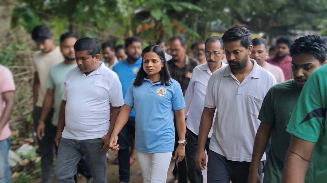 #କ୍ରୀଡ଼ା_ଶିକ୍ଷକଙ୍କ_ମୃତ୍ୟୁରେ_ସମବେଦନା_ଜଣାଇଲେ_ଧାବିକା_ଦ୍ୟୁତି_ଚାନ୍ଦ
#ମୃତକଙ୍କ_ପରିବାରକୁ_ଭେଟି_ଆର୍ଥିକ_ସହାୟତା_ପ୍ରଦାନ !
ବସ୍ତା ଥାନା ଅଧୀନ ପତ୍ରଝଡ଼ା ପଞ୍ଚାୟତର କୁସୁଡ଼ିହା ଗ୍ରାମର ୨୫ ବର୍ଷୀୟ ଯୁବ କ୍ରୀଡ଼ା ଶିକ୍ଷକ ପ୍ରିୟବ୍ରତ ବେହେରାଙ୍କ ଅକାଳ ମୃତ୍ୟୁରେ ଶୋକ ପ୍ରକାଶ କରିଛନ୍ତି ଓଡ଼ିଶାର ଖ୍ୟାତନାମା ଧାବିକା ଦ୍ୟୁତି ଚାନ୍ଦ। ଦ୍ୟୁତି ଚାନ୍ଦ ତାଙ୍କ ସାମାଜିକ ସଂଗଠନର ସଦସ୍ୟମାନଙ୍କ ସହ କୁସୁଡ଼ିହା ଗ୍ରାମରେ ପହଞ୍ଚି ମୃତକଙ୍କ ପରିବାରକୁ ସମବେଦନା ଜଣାଇବା ସହ ଆର୍ଥିକ ସହାୟତା ପ୍ରଦାନ କରିଛନ୍ତି।
#mahimatv #BASTA #balasore
@topfans