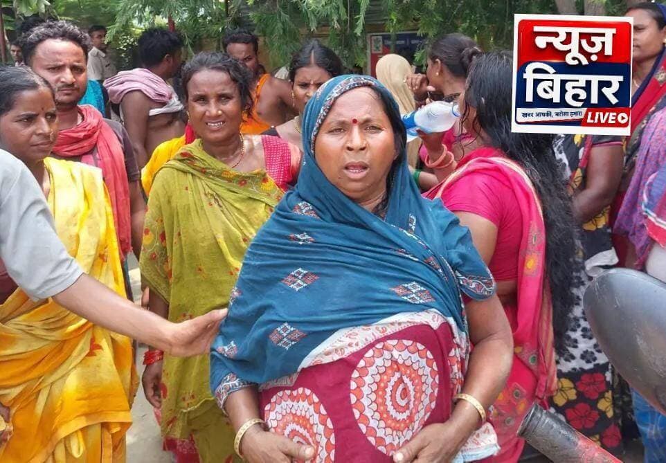 अपहृत युवती का शव उसके घर के सामने गंडक नहर से बरामद परिजनों ने दुष्कर्म और हत्या की जताई आशंका, जांच में जुटी पुलिस
तरैया,(सारण)। थाना क्षेत्र के मुरलीपुर गांव स्थित गंडक नहर से रविवार की सुबह एक अपहृत युवती की शव तरैया पुलिस ने बरामद किया हैं। युवती के चेहरे पर गंभीर जख्म के निशान बने हुए है। जिससे आशंका जताया जा रहा है कि उसके साथ कोई अप्रिय घटना घटित हुई है। परिजनों ने युवती के साथ दुष्कर्म कर हत्या करने का आरोप लगाया है। पुलिस ने शव को मृतिका के घर के सामने गंडक नहर से बरामद किया है। जिसके बाद पुलिस ने शव को नहर से निकालकर पोस्टमार्टम के लिए छपरा भेज दिया है। यह घटना अपहरण के 24 घंटे बाद सामने आई है। मृतिका के परिजनों ने थाने पहुंचकर पुलिस से न्याय की गुहार लगाई है। मृतका की मां ने आरोप लगाया है कि शाहनेवाजपुर गांव के मंटू राय ने शनिवार सुबह उनकी बेटी का अपहरण किया था। जिसको लेकर उन्होंने शनिवार को ही स्थानीय थाने में शादी की नीयत से अपहरण की प्राथमिकी दर्ज कराई गई थी। मृतिका के मां का आरोप है कि आरोपी ने अपने कुछ साथियों के साथ मिलकर उनकी बेटी के साथ पहले दुष्कर्म किया, फिर उसकी हत्या कर शव को नहर में फेंक दिया। परिजनों ने यह भी आरोप लगाया है कि दुष्कर्म के बाद युवती के चेहरे पर तेजाब फेंका गया था। मृतका की मां ने थाने के चौकीदार पर भी पूर्व के एक मामले में सुलह न होने के कारण हत्या करवाने का आरोप लगाया है। इधर मामले की गम्भीरता को देखते हुए मढ़ौरा-2-मसरख एसडीपीओ संजय कुमार सुधांशु और मसरख इंस्पेक्टर इंद्रजीत महतो तरैया थाने पहुचे और युवती के परिजनों से घटना की जानकारी ली। उन्होंने मामले की पूरी पारदर्शिता के साथ जांच कर उचित कानूनी कार्रवाई का आश्वासन दिया है। थानाध्यक्ष सत्यम प्रताप ने बताया कि घटना के सभी पहलुओं की बारीकी से जांच की जा रही है और सभी तथ्यों को ध्यान में रखते हुए कार्रवाई की जाएगी।