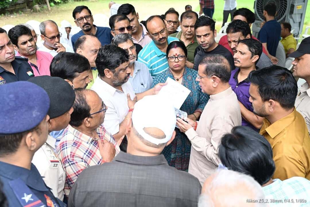 खुले दरबार में गेस्ट टीचरों के प्रतिनिधियों ने मंत्री राजेश नागर को सौंपा ज्ञापन
नियमित छठ घाट को लेकर आई शिकायत का तुरंत किया निराकरण
फरीदाबाद A2z न्यूज़ update, आप की आवाज़ हरियाणा के करीब 12 हजार गेस्ट टीचरों को नियमित करने की मांग आज मंत्री राजेश नागर के खुले दरबार में पहुंची। गेस्ट टीचर के प्रतिनिधियों ने हरियाणा सरकार के मंत्री राजेश नागर को इस बारे में ज्ञापन सौंपा। गेस्ट टीचरों ने उन्हें बताया कि पंजाब एवं हरियाणा हाईकोर्ट के आदेश को जल्द से जल्द लागू करवाकर उनकी सेवाओं को नियमित किया जाए।
प्रतिनिधियों ने मंत्री से कहा कि प्रदेश के हजारों गेस्ट टीचर पिछले 20-21 वर्षों से शिक्षा व्यवस्था को मजबूत बनाने में महत्वपूर्ण भूमिका निभा रहे हैं। इनमें बड़ी संख्या ऐसे शिक्षकों की है, जो अपनी सेवा अवधि के अंतिम पड़ाव पर पहुंच चुके हैं और सेवानिवृत्ति की आयु के करीब हैं।
मंत्री राजेश नागर ने कहा कि मुख्यमंत्री नायब सिंह सैनी के नेतृत्व वाली हरियाणा सरकार सभी वर्गों के हितों को ध्यान में रखकर कार्य कर रही है। उन्होंने प्रतिनिधियों को आश्वस्त किया कि जरूरत पड़ने पर वह इस विषय को लेकर मुख्यमंत्री और संबंधित मंत्री से स्वयं भी मुलाकात करेंगे तथा समस्या के समाधान के लिए हरसंभव प्रयास किया जाएगा।
इसी प्रकार अशोका एनक्लेव चिल्ड्रेन पार्क पॉकेट में एक दशक से भी ज्यादा समय से छठ पूजा आयोजित करने वाले छठ पूजा समिति सदस्यों के साथ आये देवेंद्र अग्रवाल ने मंत्री राजेश नागर को शिकायत दी कि किसी ने जानबूझकर उसी छठ घाट पर जिम मशीनें लगा दी हैं जिससे सैकड़ों परिवारों के लिए उनकी आस्था को संजो कर रखने पर प्रश्न चिन्ह लग गया है। जिस पर मंत्री राजेश नागर ने नगर निगम अधिकारी को छठ घाट वाले स्थान को फाउंटेन लगाकर पक्का बनाने और जिम मशीनें पार्क में अन्यत्र लगाने के निर्देश दिए।
इसी प्रकार सेक्टर 83 स्थित गोदरेज रिट्रीट सोसाइटी में डीटीपी की अनावश्यक तोड़फोड़ की आशंका को अधिकारी से बात कर दूर किया। निवासियों ने मंत्री द्वारा की गई तुरंत कार्रवाई पर हर्ष व्यक्त किया।