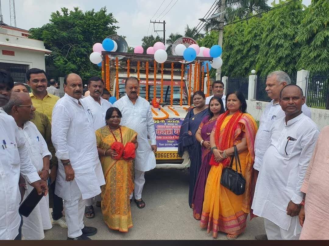 गुरु रविदास जयंती पर मुजफ्फरपुर में समरसता संकल्प अभियान की शुरुआत, 11 कलश यात्रा वाहनों को दिखाई गई हरी झंडी
मुजफ्फरपुर में संत शिरोमणि श्री गुरु रविदास जी की 650वीं जयंती के अवसर पर समरसता संकल्प अभियान की शुरुआत की गई। समाहरणालय परिसर से मुजफ्फरपुर विधायक श्री रंजन कुमार, जिला पदाधिकारी श्री कुमार गौरव एवं अन्य जनप्रतिनिधियों और पदाधिकारियों ने 11 कलश यात्रा वाहनों को हरी झंडी दिखाकर विभिन्न प्रखंडों के लिए रवाना किया।
इन वाहनों को जिले के 2,751 अनुसूचित जाति टोलों में निर्धारित रूट चार्ट के अनुसार संचालित किया जाएगा। अभियान का उद्देश्य सरकारी योजनाओं और कल्याणकारी सुविधाओं की जानकारी लोगों तक पहुंचाने के साथ-साथ पात्र लाभुकों को योजनाओं से शत-प्रतिशत जोड़ना है।
जिलाधिकारी ने बताया कि अभियान के तहत 27 अगस्त 2026 से 15 फरवरी 2027 तक प्रत्येक गुरुवार को श्री संत रविदास विकास शिविर आयोजित किए जाएंगे। कुल 1,131 शिविरों के माध्यम से 2,751 टोलों को कवर किया जाएगा। इन शिविरों में राशन कार्ड, उज्ज्वला योजना, शिक्षा, आंगनबाड़ी, आधार, आयुष्मान भारत, प्रधानमंत्री आवास, सामाजिक सुरक्षा पेंशन, नल-जल, जॉब कार्ड, जीविका, विद्युत कनेक्शन सहित 22 योजनाओं का लाभ दिलाने की पहल होगी।
अभियान के तहत IEC वैन, खेल प्रतियोगिता, साइकिल रैली, निबंध, वाद-विवाद, प्रश्नोत्तरी तथा AI, 3D प्रिंटिंग और Industry 4.0 से जुड़े कौशल प्रशिक्षण जैसी गतिविधियां भी आयोजित की जाएंगी।
#TirhutNow #Muzaffarpur #GuruRavidasJayanti #SamrastaSankalpAbhiyan #MuzaffarpurNews