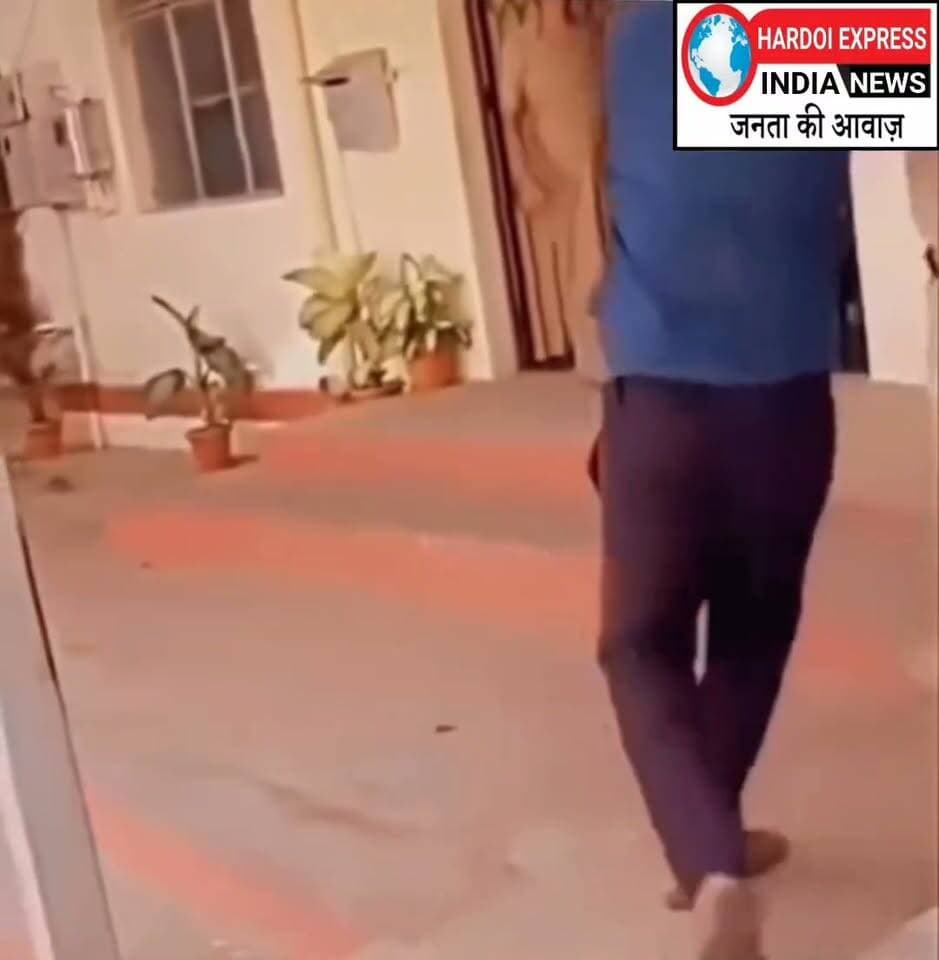 थाने में घुसकर युवक ने पुलिसकर्मियों से की हाथापाई; सोशल मीडिया पर वीडियो वायरल
सोशल मीडिया पर एक हैरान कर देने वाला वीडियो तेजी से वायरल हो रहा है, जिसमें एक युवक थाने के भीतर घुसकर दो पुलिसकर्मियों के साथ खुलेआम मारपीट और हाथापाई करता हुआ नजर आ रहा है।
वायरल वीडियो में देखा जा सकता है कि युवक बिना किसी डर के खाकी वर्दी पहने पुलिसकर्मियों से उलझ रहा है और उनके साथ अभद्रता कर रहा है। घटना के दौरान थाने में मौजूद अन्य लोग और पुलिसकर्मी बीच-बचाव करने की कोशिश करते दिख रहे हैं।
हालांकि, यह वीडियो किस जिले या किस थाने का है और घटना किस तारीख की है, इसकी अभी तक आधिकारिक पुष्टि नहीं हो सकी है। मामले की सत्यता और पुलिस की आधिकारिक प्रतिक्रिया का इंतजार किया जा रहा है। पुलिस प्रशासन द्वारा वीडियो के आधार पर मामले की जांच की जा सकती है।