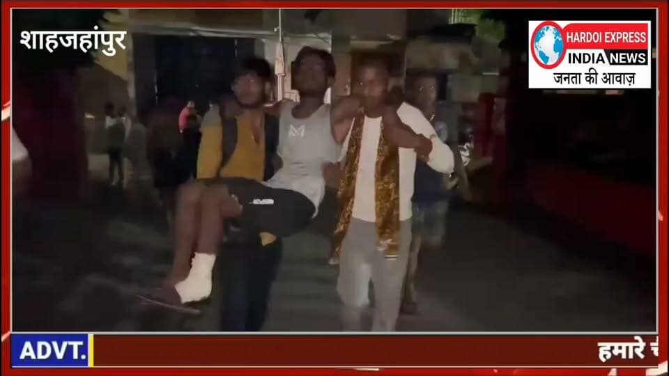 टोल प्लाजा के पास अज्ञात वाहन ने कांवड़िये को मारी टक्कर, कांवड़ खंडित**
--हादसे से आक्रोशित कांवड़िये पहुंचे परशुरामपुरी कोतवाली, वाहन चालक की तलाश
शाहजहांपुर। पांचाल घाट से गंगाजल लेकर फिरोजपुर मदनापुर स्थित शिव मंदिर में जलाभिषेक करने जा रहे कांवड़ियों के जत्थे के साथ टोल प्लाजा के पास हादसा हो गया। अज्ञात वाहन की टक्कर से एक कांवड़िया घायल हो गया, जबकि जल से भरी कांवड़ सड़क पर गिरकर खंडित हो गई। घटना के बाद आक्रोशित कांवड़िये परशुरामपुरी कोतवाली पहुंच गए। बताया गया कि परशुरामपुरी क्षेत्र के कांवड़िये पांचाल घाट से गंगाजल भरकर फिरोजपुर मदनापुर स्थित शिव मंदिर में जलाभिषेक के लिए जा रहे थे। टोल प्लाजा के पास पीछे से आए अज्ञात वाहन ने एक कांवड़िये को टक्कर मार दी। टक्कर लगते ही कांवड़िया सड़क पर गिर गया और उसके कंधे पर रखी जल से भरी कांवड़ भी जमीन पर गिरकर खंडित हो गई। हादसे में कांवड़िया घायल हो गया। घटना के बाद साथी कांवड़ियों में आक्रोश फैल गया। उन्होंने अज्ञात वाहन चालक के खिलाफ कार्रवाई की मांग को लेकर परशुरामपुरी कोतवाली पहुंचकर पुलिस को घटना की जानकारी दी। पुलिस ने कांवड़ियों को कार्रवाई का आश्वासन दिया और अज्ञात वाहन की तलाश शुरू कर दी। हादसे के बाद कांवड़ यात्रा मार्ग पर सुरक्षा व्यवस्था को लेकर भी सवाल उठने लगे हैं।