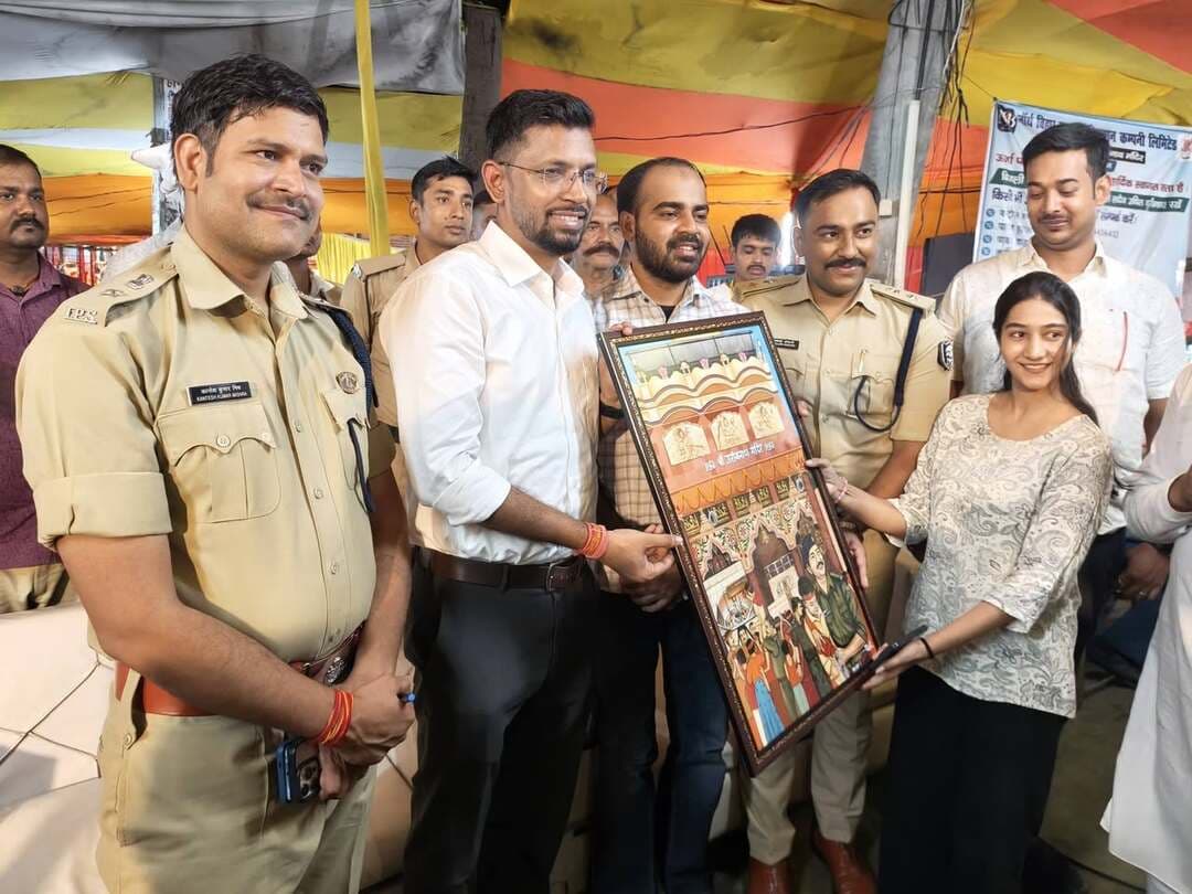 चतुर्थ सोमवारी को लेकर कांवड़िया मार्ग पर जिला प्रशासन की पैनी नजर, डीएम-एसएसपी ने स्वयं संभाली कमान
मुजफ्फरपुर। श्रावणी मेला 2026 के चतुर्थ सोमवारी को लेकर जिला प्रशासन पूरी तरह अलर्ट मोड में है। श्रद्धालुओं एवं कांवड़ियों की सुविधा, सुरक्षा तथा सुगम आवागमन सुनिश्चित करने के उद्देश्य से जिला पदाधिकारी, मुजफ्फरपुर श्री कुमार गौरव एवं वरीय पुलिस अधीक्षक श्री कांतेश कुमार मिश्र ने संयुक्त रूप से अधिकारियों की टीम के साथ कांवड़िया मार्ग का निरीक्षण किया।
डीएम एवं एसएसपी ने कांवड़िया मार्ग पर विभिन्न स्थानों पर स्वयं उपस्थित रहकर यातायात व्यवस्था, श्रद्धालुओं की आवाजाही, सुरक्षा प्रबंध, भीड़ नियंत्रण एवं अन्य व्यवस्थाओं की बारीकी से निगरानी की। इस दौरान अधिकारियों की टीम को आवश्यक दिशा-निर्देश देते हुए कहा गया कि चतुर्थ सोमवारी के अवसर पर बड़ी संख्या में श्रद्धालुओं के पहुंचने की संभावना को देखते हुए सभी पदाधिकारी एवं कर्मी पूरी मुस्तैदी के साथ अपने-अपने दायित्वों का निर्वहन करें।
जिला पदाधिकारी एवं एसएसपी ने कांवड़ियों की सुविधा को सर्वोच्च प्राथमिकता देते हुए मार्ग में किसी भी प्रकार की समस्या उत्पन्न होने पर तत्काल कार्रवाई सुनिश्चित करने का निर्देश दिया। साथ ही यातायात व्यवस्था को सुचारू बनाए रखने, भीड़ के दबाव वाले स्थानों पर विशेष निगरानी रखने तथा श्रद्धालुओं को आवश्यक सहयोग उपलब्ध कराने पर विशेष जोर दिया।
चतुर्थ सोमवारी को लेकर जिला प्रशासन की पूरी टीम कांवड़िया मार्ग पर मुस्तैद है और श्रद्धालुओं की सुरक्षित एवं सुगम यात्रा सुनिश्चित करने के लिए हर स्थिति पर लगातार नजर रखी जा रही है।
Information & Public Relations Department, Government of Bihar