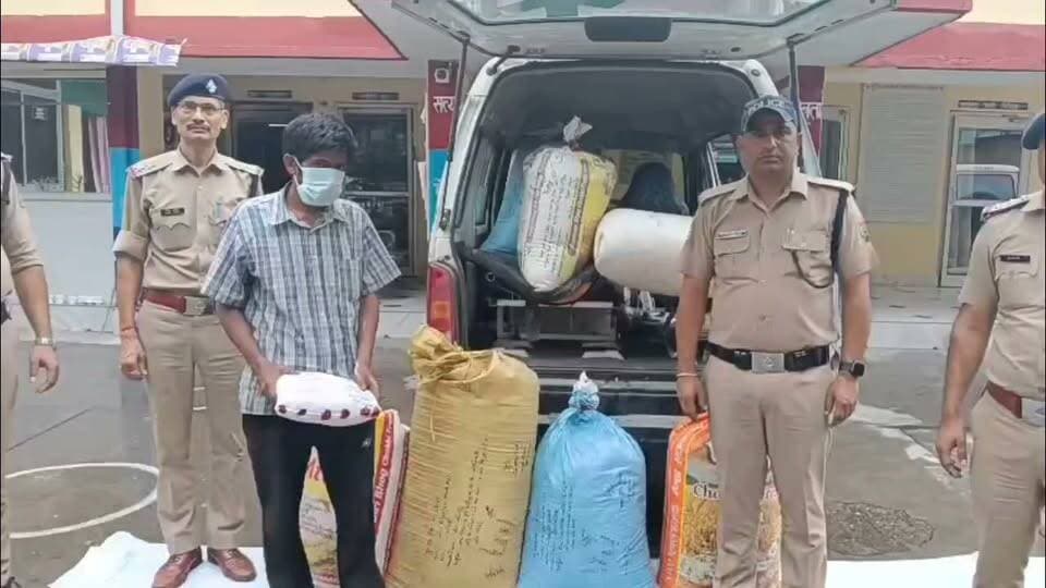 #एम्बुलेंस में #मरीज के बजाय मिला #गांजा, #श्रीनगर_पुलिस ने गश्त के दौरान एंबुलेंस से बरामद किया 90 किलो गांजा श्रीकोट अस्पताल में एम्बुलेंस चलाता था चालक #रुद्रप्रयाग से कम दाम पर गांजा खरीदकर श्रीनगर में महंगे दाम पर बेचने की फिराक में था अभियुक्त और उसका साथी, पुलिस ने दोनों को हिरासत में लिया, एम्बुलेंस भी की सीज।
#Srinagar
#pauri
#pauripolice
#paurigarhwalpolice
#ambulance