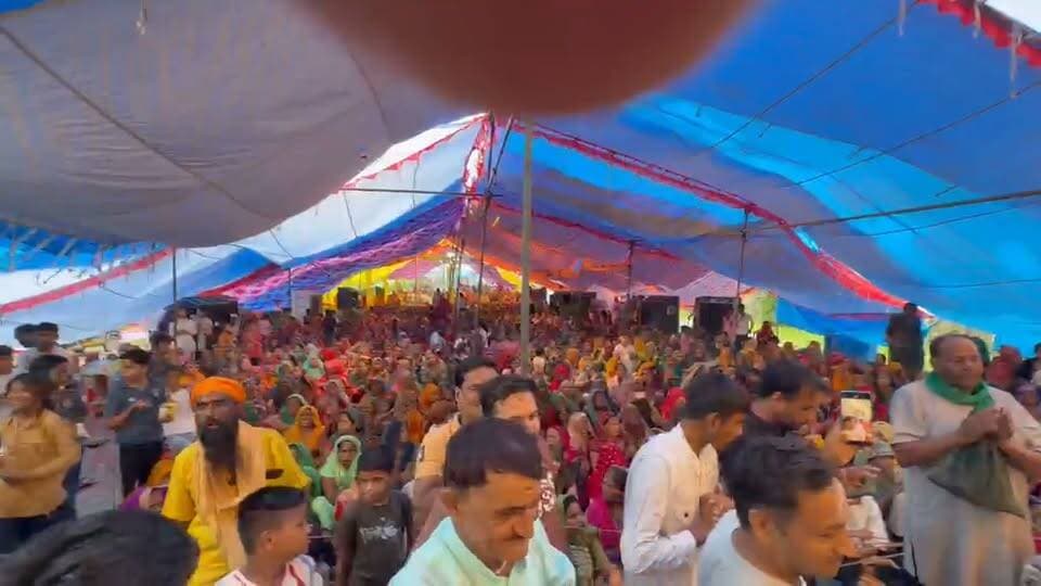 **लहार में उमड़ा भक्ति का महासमुद्र: 1,51,111 पार्थिव शिवलिंगों के निर्माण से शिवमय हुआ अंचल, माताओं को बांटी साड़ियां, कल सजेगी भजनों की शाम*
लहार: धर्म, आस्था और सनातन संस्कृति के अद्भुत संगम का साक्षी बन रहा है भिंड जिले का लहार अंचल, जहां भाटनताल स्थित पटेल मैरिज गार्डन में जारी '1,51,111 पार्थिव शिवलिंग महायोजन' के दूसरे दिन श्रद्धा का ऐसा जनसैलाब उमड़ा जिसने समूचे क्षेत्र को कैलाश धाम जैसी अलौकिक अनुभूति से सराबोर कर दिया। प्रातःकाल से ही 'हर-हर महादेव' और 'ॐ नमः शिवाय' के गगनभेदी जयकारों के बीच हजारों श्रद्धालुओं, विशेषकर माताओं और बहनों ने पूरे मनोयोग से मिट्टी के शिवपिंड ढालकर भक्ति की एक अनुपम परिभाषा गढ़ी।
वृंदावन धाम से पधारे पूज्य पंडित शिवम उपाध्याय जी के मुखारविंद से प्रवाहित शिव चर्चा की अमृतरस धारा ने उपस्थित जनसमुदाय को भाव-विभोर कर दिया। दोपहर तीन बजे जब वेद-मंत्रोच्चार के बीच महारुद्राभिषेक का शुभारंभ हुआ, तो संपूर्ण वातावरण आध्यात्मिक ऊर्जा से दीप्त हो उठा। इस महाआयोजन का सबसे भावुक और मार्मिक दृश्य तब देखने को मिला जब चंबल बुंदेलखंड अंचल समग्र विकास मंच के अध्यक्ष एवं मुख्य आयोजक गुलाब सिंह राजावत ने शिव सेवा में लीन सभी माताओं और बहनों के चरण-वंदन की भावना से उन्हें ससम्मान साड़ी भेंट की। आयोजक के इस सहृदयतापूर्ण कार्य ने न केवल सनातन नारी शक्ति का मान बढ़ाया, बल्कि धार्मिक अनुष्ठान को एक आत्मीय और पारिवारिक स्वरूप भी प्रदान किया।
आस्था की यह पावन अविरल धारा कल अपने दिव्यतम शिखर पर पहुंचेगी, जब क्षेत्र की सुख-समृद्धि और सुरक्षा की कामना के साथ एक भव्य सामूहिक रक्षाबंधन उत्सव मनाया जाएगा। महारुद्राभिषेक से सिद्ध व अभिमंत्रित पवित्र रुद्राक्ष का वितरण श्रद्धालुओं के बीच किया जाएगा। संध्या पांच बजे से प्रभु इच्छा तक आयोजित होने वाली भव्य भजन संध्या में सुप्रसिद्ध भजन गायिका सुरभि चतुर्वेदी और बागेश्वर धाम के प्रख्यात गायक अमित ध्रुवे अपनी ओजस्वी व सुरीली प्रस्तुतियों से शिवभक्तों को भाव-विभोर करेंगे। इस तीन दिवसीय धार्मिक महाकुंभ के समापन पर विशाल भंडारे का आयोजन होगा, जिसमें महाप्रसाद ग्रहण करने हेतु आयोजक गुलाब सिंह राजावत और समस्त लहार क्षेत्रवासियों ने सभी धर्मप्रेमी जनता को अधिक से अधिक संख्या में पधारने का आत्मीय निमंत्रण दिया है।