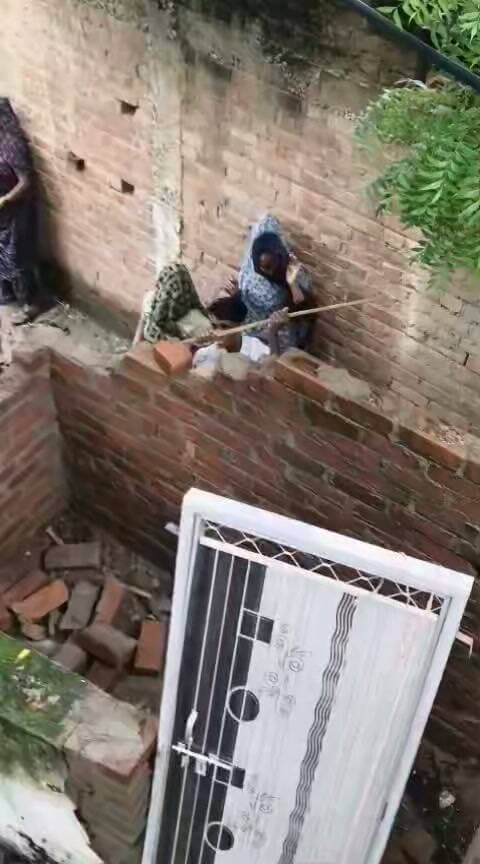 *रावतपुरा गाँव मे दबंगो की दबंगई,महिलाओं के साथ आकर निर्माणाधीन भवन की तोड़ फोड़ की,स्वयं की जगह में बना रहे भवन की तोड़ फोड़ की,असवार थाना में दिया आवेदन,पंचायत से स्वीकृति के बाद बनाया जा रहा था भवन,* #भिंड #fbreels #fbpost #JanmDinMubarak