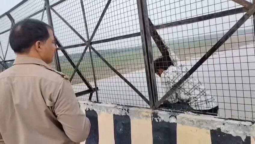 थाना अटेर पुलिस और यूपी पुलिस की मुस्तैदी से टला बड़ा हादसा: चंबल नदी के पुल से कूद रहे युवक को बचाकर दी नई जिंदगी
भिंड/अटेर:
थाना अटेर पुलिस की त्वरित कार्रवाई और संवेदनशीलता के चलते चंबल नदी के अटेर-जेतपुर पुल पर एक युवक की जान बच गई। मानसिक तनाव से ग्रसित युवक पुल पर चढ़कर नदी में कूदकर आत्महत्या का प्रयास कर रहा था। सूचना मिलते ही अटेर पुलिस और उत्तर प्रदेश के आगरा जिले की खैराराठौर पुलिस टीम ने मौके पर पहुंचकर सूझबूझ से युवक को सुरक्षित नीचे उतारा।
संवाद और धैर्य से शांत किया तनाव
घटना की सूचना मिलते ही पुलिस टीम बिना समय गंवाए मौके पर पहुंची। स्थिति की गंभीरता को देखते हुए पुलिस अधिकारियों और जवानों ने धैर्य का परिचय दिया। पुलिस ने युवक से लगातार बातचीत कर उसका ध्यान भटकाया और उसकी समस्याओं को सहानुभूतिपूर्वक सुना। आत्मीय व्यवहार और समझाइश के बाद युवक का गुस्सा और तनाव शांत हुआ, जिसके बाद उसे सुरक्षित पुल से नीचे उतार लिया गया। पुल से उतारने के बाद पुलिस ने युवक की प्राथमिक काउंसलिंग भी की।
संयुक्त कार्रवाई की हो रही सराहना
इस पूरे रेस्क्यू ऑपरेशन में मध्य प्रदेश और उत्तर प्रदेश पुलिस का आपसी समन्वय काबिले तारीफ रहा। स्थानीय नागरिकों ने पुलिस बल के इस मानवीय और संवेदनशील चेहरे की जमकर सराहना की है।
सराहनीय भूमिका निभाने वाली टीम:
थाना अटेर (म.प्र.): निरीक्षक महेश शर्मा, उप निरीक्षक बृजेन्द्र सिंह तोमर, सहायक उप निरीक्षक हुकम सिंह चौधरी, सहायक उप निरीक्षक सुभाष गौतम, प्रधान आरक्षक 484 रामदास गुप्ता, आरक्षक 656 अंकित शर्मा, आरक्षक 937 पदम सिंह, आरक्षक 123 नीरज जाट, आरक्षक 691 विनय सिंह, आरक्षक 554 नरेन्द्र, आरक्षक 1052 पवन शर्मा एवं आरक्षक 537 अनुज।
थाना खैराराठौर (आगरा, उ.प्र.): उप निरीक्षक गुरविन्दर सिंह (थाना प्रभारी) एवं उनकी टीम। #ater #bhind #police #bhindnews #chambalriversafari