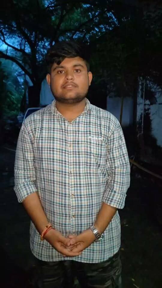 पचपेड़ा तिराहा से सुबह 8 बजे निकलेगी बाबा वनखण्डेश्वर धाम रथ यात्रा, नगरवासियों से अधिक से अधिक संख्या में शामिल होने की अपील
बाबा वनखण्डेश्वर धाम कांवड़ यात्रा 2026 के संयोजक राम मनोज शास्त्री ने लहार नगर की सभी माताओं, बहनों, बेटियों, युवाओं, समाजसेवियों, पत्रकार बंधुओं एवं समस्त नगरवासियों से भव्य बाबा वनखण्डेश्वर धाम रथ यात्रा में अधिक से अधिक संख्या में शामिल होने का आग्रह किया है।
राम मनोज शास्त्री ने बताया कि आज सुबह 8 बजे पचपेड़ा तिराहा पर सभी श्रद्धालु एकत्रित होंगे। इसके बाद बाबा वनखण्डेश्वर धाम का भव्य रथ पचपेड़ा तिराहा से प्रस्थान करेगा और पूरे नगर के प्रमुख मार्गों एवं बाजारों से होते हुए बाबा वनखण्डेश्वर धाम मंदिर पहुंचेगा।
उन्होंने विशेष रूप से लहार की सभी माताओं, बहनों और बेटियों से आग्रह किया कि वे सुबह 8 बजे पचपेड़ा तिराहा पर पहुंचकर इस धार्मिक एवं ऐतिहासिक आयोजन का हिस्सा बनें। साथ ही नगर के समाजसेवियों, पत्रकारों, युवाओं और प्रत्येक नागरिक से भी इस यात्रा में सहभागी बनने की अपील की गई है।
23 अगस्त की रात्रि को सांखुआ धाम के लिए रवाना हुई थी कांवड़ यात्रा
गौरतलब है कि 23 अगस्त की रात्रि 9 बजे मां मंगला देवी मंदिर, लहार के सामने से श्रद्धालु सांखुआ धाम, सेंवढ़ा के लिए रवाना हुए, जहां कांवड़ियों द्वारा पवित्र गंगाजल भरा गया। जिन श्रद्धालुओं के पास अपनी कांवड़ थी, वे उसे साथ लेकर पहुंचे, जबकि जिनके पास कांवड़ उपलब्ध नहीं थी, उनके लिए आयोजन समिति द्वारा कांवड़ की व्यवस्था की गई। श्रद्धालुओं की सुविधा के लिए आवागमन एवं वाहनों की व्यवस्था भी की गई।
सांखुआ धाम से गंगाजल लेकर कांवड़िए बाबा वनखण्डेश्वर धाम पहुंचेंगे और भगवान शिव का गंगाजल से अभिषेक करेंगे।
राम मनोज शास्त्री की नगरवासियों से अपील
संयोजक राम मनोज शास्त्री ने कहा कि बाबा वनखण्डेश्वर धाम कांवड़ यात्रा केवल एक धार्मिक आयोजन नहीं, बल्कि श्रद्धा, सेवा, सनातन संस्कृति और सामाजिक एकता का पर्व है। उन्होंने कहा कि लहार नगर के प्रत्येक परिवार की सहभागिता इस आयोजन को और भव्य बनाएगी।
उन्होंने सभी नगरवासियों से आह्वान किया कि सुबह 8 बजे पचपेड़ा तिराहा पहुंचें, बाबा वनखण्डेश्वर धाम के रथ के साथ चलें और इस पावन यात्रा को सफल बनाने में अपनी सहभागिता दें।
“आप सभी का साथ ही बाबा वनखण्डेश्वर धाम की इस भव्य यात्रा की शक्ति है। आइए, परिवार सहित पधारें और बाबा के इस पावन आयोजन के साक्षी बनें।”