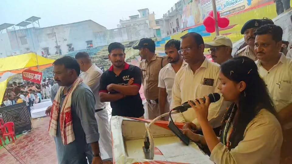माटी के लाल और मेधावी बेटियों का सम्मान
मध्य प्रदेश की मेरिट सूची में पिछोर का नाम रोशन करने वाली बेटी स्मृति पांडे और अंजलि गुप्ता सहित हजारों बच्चों का सम्मान पिछोर की हर माँ-बाप और शिक्षक का सम्मान है। इस भव्य आयोजन की सफलता ने साबित कर दिया कि पिछोर अब विकास के पथ पर तेजी से आगे बढ़ रहा है।
#Pichhore
#PritamSinghLodhi
#PratibhaSammanSamaroh
#MadhyaPradeshEducation
#DhurandharNewsPichhore
#ShivpuriNews
#DainikBhaskar
#StudentSuccess
#EducationRevolution @
@highlight
Sukhdev Shingh Jyotiraditya M Scindia Karan Singh Lodhi Keransingh Lodhi Kamlesh Lodhi Pritam Lodhi Rakesh Lodhi Siyaram Lodhi MLA Pritam Lodhi Office Page Neelesh Rajpoot
