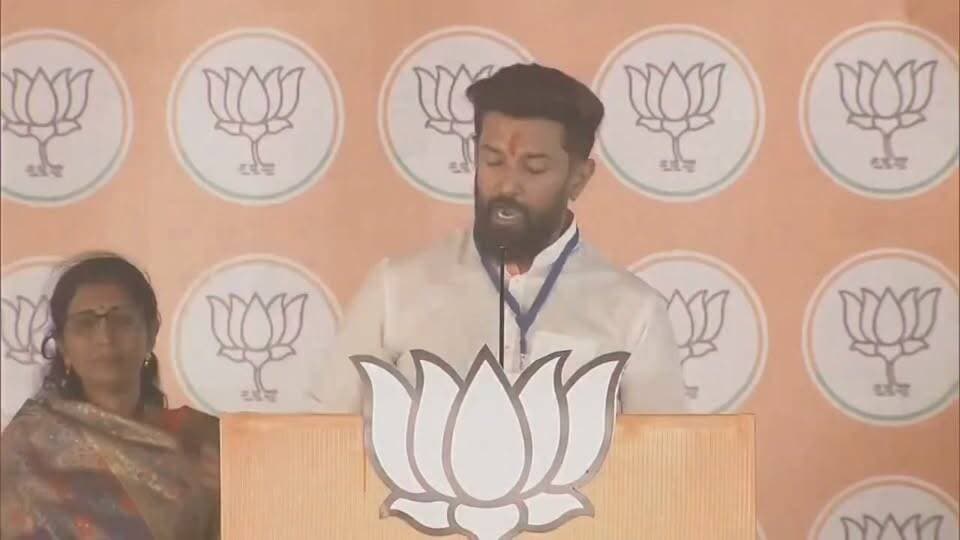 जब तक चिराग पासवान जिंदा है , तब तक न संविधान को कोई खतरा है न आरक्षण को कोई खतरा है।