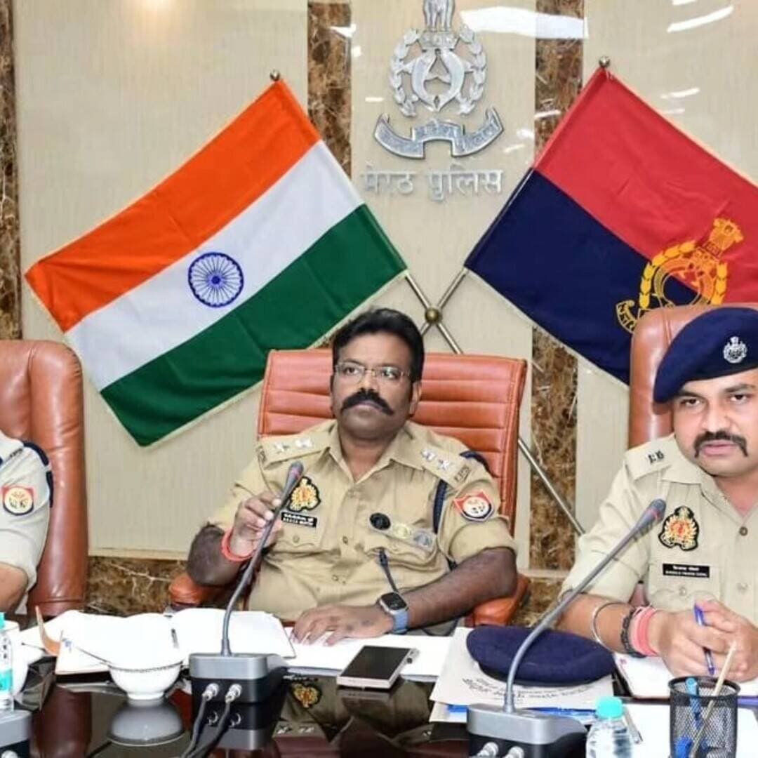 #SSPMRT BBGTS MURTI की अध्यक्षता में रिजर्व पुलिस लाइन सभागार में पुलिस अधीक्षक नगर/ग्रामीण/अपराध, समस्त क्षेत्राधिकारीगण, थाना प्रभारी एवं शाखा प्रभारियों के साथ कानून-व्यवस्था एवं जनशिकायतों के निस्तारण के संबंध में गोष्ठी आयोजित की गई। गोष्ठी में शांति एवं कानून-व्यवस्था सुदृढ़ रखने तथा शिकायतों का निष्पक्ष, त्वरित, गुणवत्तापूर्ण एवं समयबद्ध निस्तारण सुनिश्चित करने हेतु संबंधित अधिकारियों को आवश्यक दिशा-निर्देश दिए गए। #MeerutPolice #UPPolice