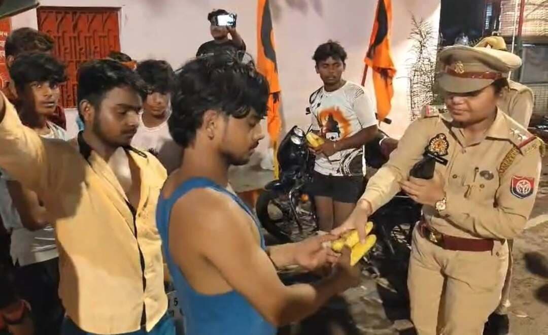 इटावा: कांवड़ यात्रा में पुलिस का मानवीय चेहरा, महिला थानाध्यक्ष ने कांवड़ियों को बांटे केले-पानी
इटावा। कांवड़ यात्रा को सकुशल, सुरक्षित एवं सुव्यवस्थित ढंग से संपन्न कराने के लिए इटावा पुलिस सुरक्षा के साथ सेवा में भी जुटी है।
वरिष्ठ पुलिस अधीक्षक बृजेश कुमार श्रीवास्तव के निर्देशन में कांवड़ मार्गों पर सुरक्षा व्यवस्था के साथ मानवीय पहल भी की जा रही है। इसी क्रम में महिला थानाध्यक्ष प्रीती सेंगर ने कांवड़ मार्ग पर पहुंचकर कांवड़ियों को केले एवं पानी की बोतलें वितरित कीं।
पुलिसकर्मियों ने कांवड़ यात्रियों से संवाद कर उनकी कुशलक्षेम जानी और यात्रा के दौरान आवश्यक सावधानियां बरतने के लिए जागरूक किया। पुलिस के इस प्रयास से श्रद्धालुओं के बीच सेवा, संवेदनशीलता और सहयोग का संदेश गया है।
#Etawah #KanwarYatra2025 #UPPolice #SSP_BrijeshKumar #PreetiSengar #DDMNEWS