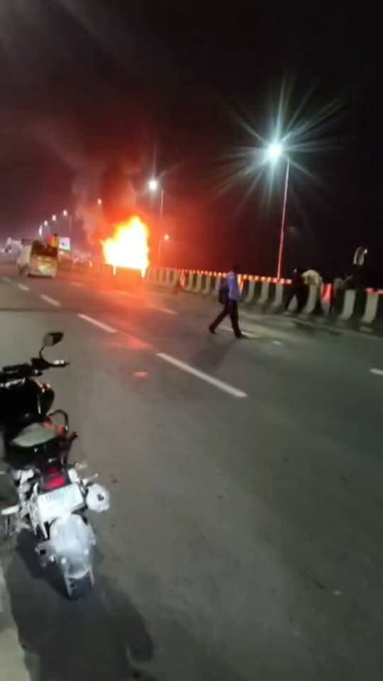 आगरा-फिरोजाबाद हाईवे पर चलती गाड़ी बनी आग का गोला, मची अफरा-तफरी
आगरा। थाना एत्मादपुर क्षेत्र में आगरा-फिरोजाबाद हाईवे पर फ्लाईओवर के ऊपर एक चलती गाड़ी में अचानक भीषण आग लग गई।
देखते ही देखते पूरी गाड़ी आग की लपटों में घिर गई और धू-धू कर जलने लगी। घटना रात के समय की है, हाईवे पर वाहनों की आवाजाही जारी थी। सूचना मिलते ही पुलिस मौके पर पहुंच गई और यातायात को नियंत्रित किया।
गनीमत रही कि गाड़ी में सवार लोग समय रहते बाहर निकल गए, जिससे कोई जनहानि नहीं हुई। आग लगने के कारणों का अभी पता नहीं चल पाया है।
#Agra #FirozabadHighway #Etmadpur #CarFire #BreakingNews #DDMNEWS