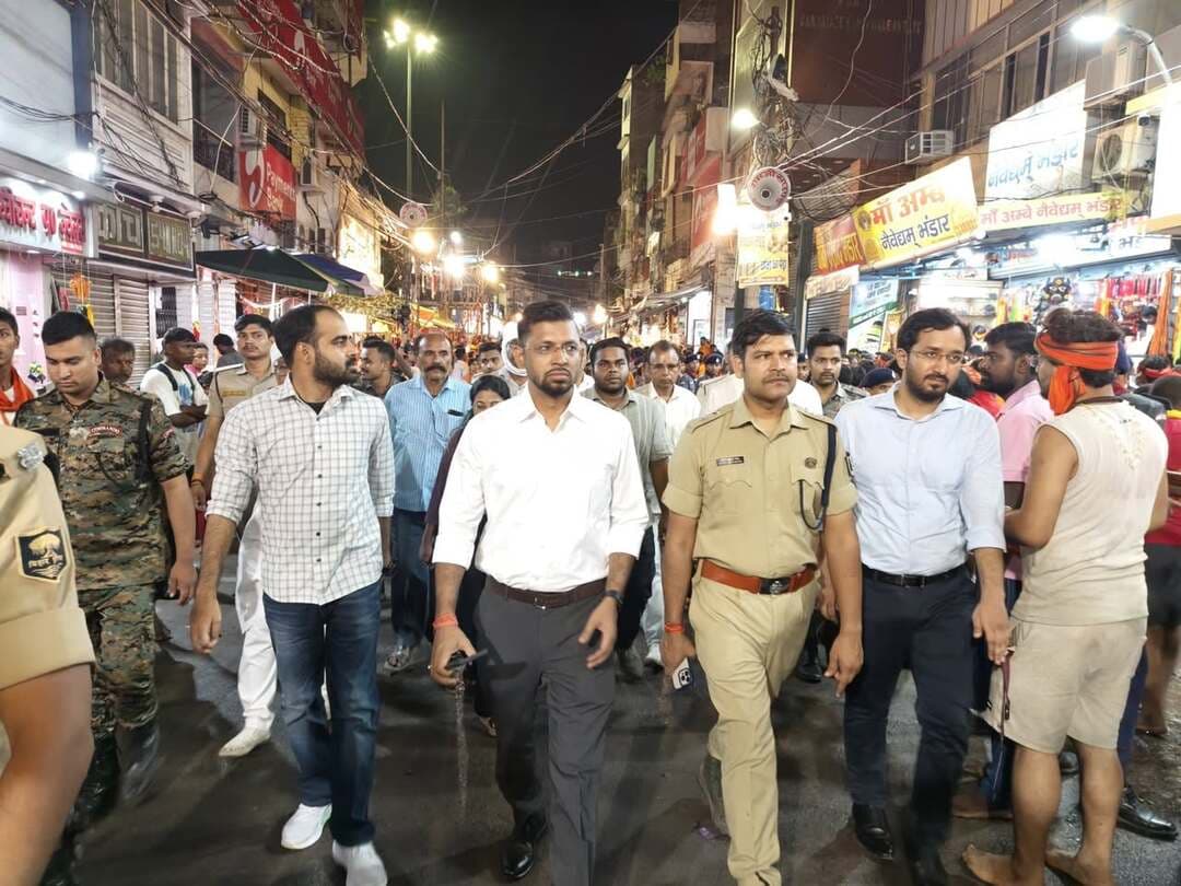 अंतिम सोमवारी पर मुजफ्फरपुर में सुरक्षा के कड़े प्रबंध, डीएम-एसएसपी ने संभाली कमान
मुजफ्फरपुर। श्रावण मास की अंतिम सोमवारी को लेकर मुजफ्फरपुर जिला प्रशासन पूरी तरह अलर्ट मोड में है। बाबा गरीबनाथ धाम में उमड़ने वाली श्रद्धालुओं और कांवड़ियों की भारी भीड़ को देखते हुए सुरक्षा एवं यातायात व्यवस्था को लेकर व्यापक तैयारियां की गई हैं।
जिला पदाधिकारी कुमार गौरव एवं वरीय पुलिस अधीक्षक कांतेश कुमार मिश्र ने सोमवार की तैयारियों का जायजा लेने के लिए प्रशासनिक एवं पुलिस अधिकारियों के साथ संयुक्त रूप से कांवड़िया मार्ग का निरीक्षण किया। इस दौरान उन्होंने मार्ग के विभिन्न प्रमुख एवं संवेदनशील स्थलों पर रुककर सुरक्षा, यातायात, पेयजल, प्रकाश व्यवस्था तथा अन्य सुविधाओं की समीक्षा की।
#photooftheday #photos #nonfollowers #