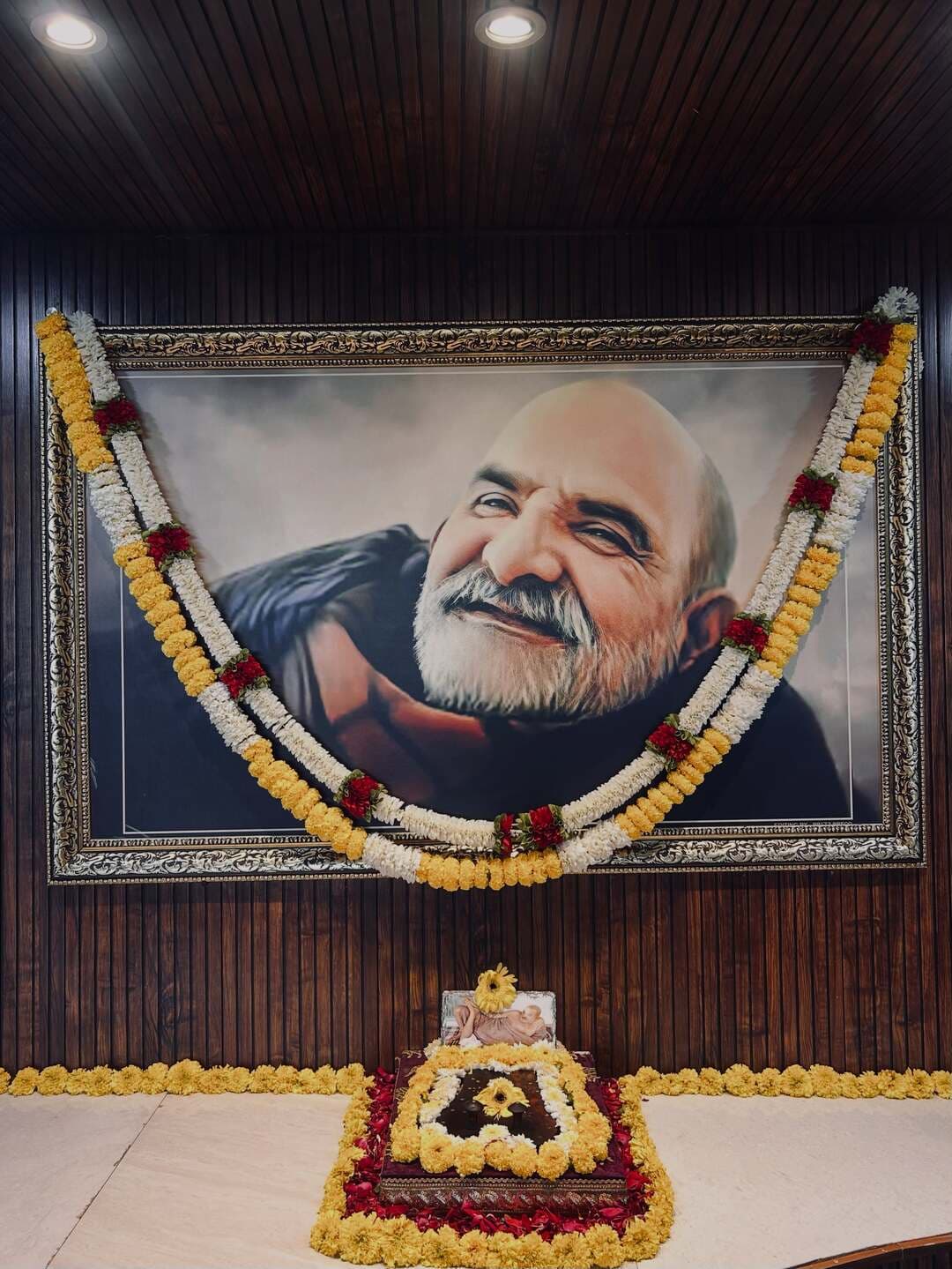 🌼चरण पादुका सेवा🌼
#100करोड़रामनामजप
#नीमकरौरीधामइंदौर
#ram #hanuman #neemkarolibaba