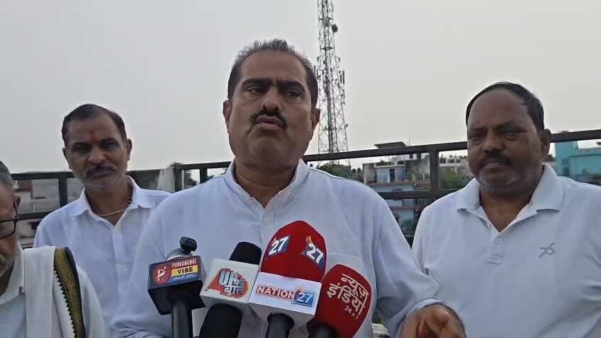 मारपीट में घायल युवक की मौत के मामले में भाजपा नेता विजय प्रताप मणि उर्फ डब्लू मणि त्रिपाठी ने परिजनों से मिलकर न्याय का भरोसा दिलाया
#देवरिया। मारपीट में घायल अमित शर्मा की इलाज के दौरान हुई मौत के मामले में कोतवाली पुलिस ने चार वांछित आरोपियों को गिरफ्तार किया है। पुलिस के अनुसार 17 अगस्त को शर्मा ढाबा के पास पुरानी रंजिश को लेकर रामशरण सिंह और उनके मित्र अमित शर्मा के साथ मारपीट की गई थी। इलाज के दौरान 20 अगस्त को अमित शर्मा की मौत हो गई थी।
मामले में पुलिस ने राजन कन्नौजिया, भीम यादव उर्फ नीरज यादव और सतीश यादव , विपुल उर्फ संदीप यादव को गिरफ्तार किया है। वहीं अन्य की तलाश जारी है।
घटना के बाद भारतीय जनता पार्टी के नेता डब्लू मणि त्रिपाठी मृतक अमित शर्मा के परिजनों से मिले और उन्हें ढांढस बंधाया। उन्होंने कहा कि घटना बेहद दुखद है और दोषियों को कड़ी से कड़ी सजा मिलनी चाहिए। उन्होंने परिजनों को भरोसा दिलाते हुए कहा कि हत्यारों को सजा दिलाने के लिए वह हर स्तर पर पैरवी करेंगे और परिवार को न्याय दिलाने में पूरा सहयोग करेंगे।
#deoria