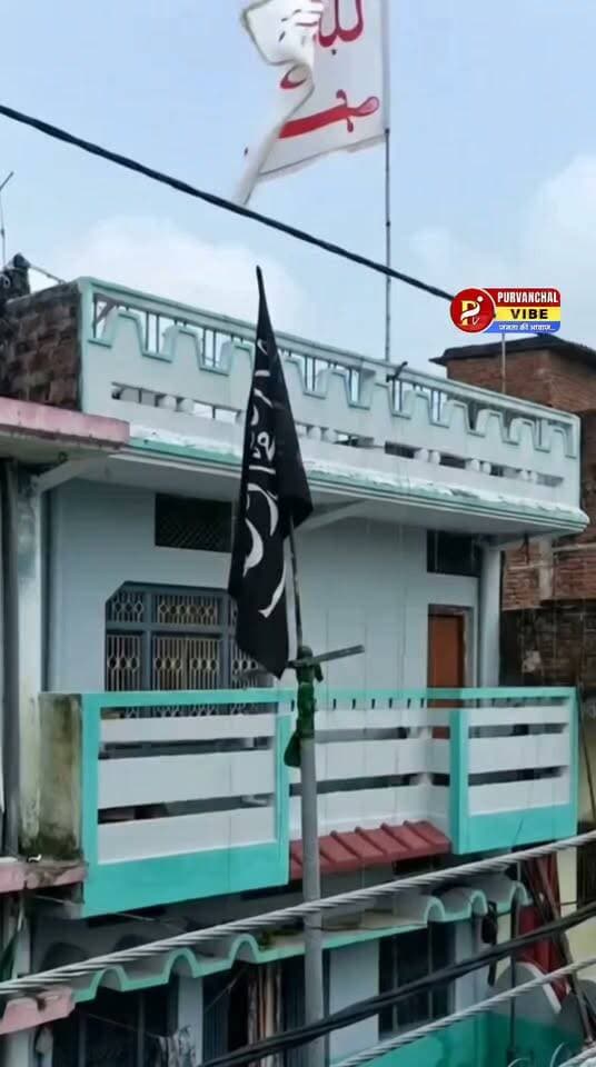 देवरिया में इस्लामिक झंडे पर AK-47 की तस्वीर से मचा हड़कंप, वीडियो वायरल होते ही 3 गिरफ्तार
DM Deoria #deoria #viralpost
