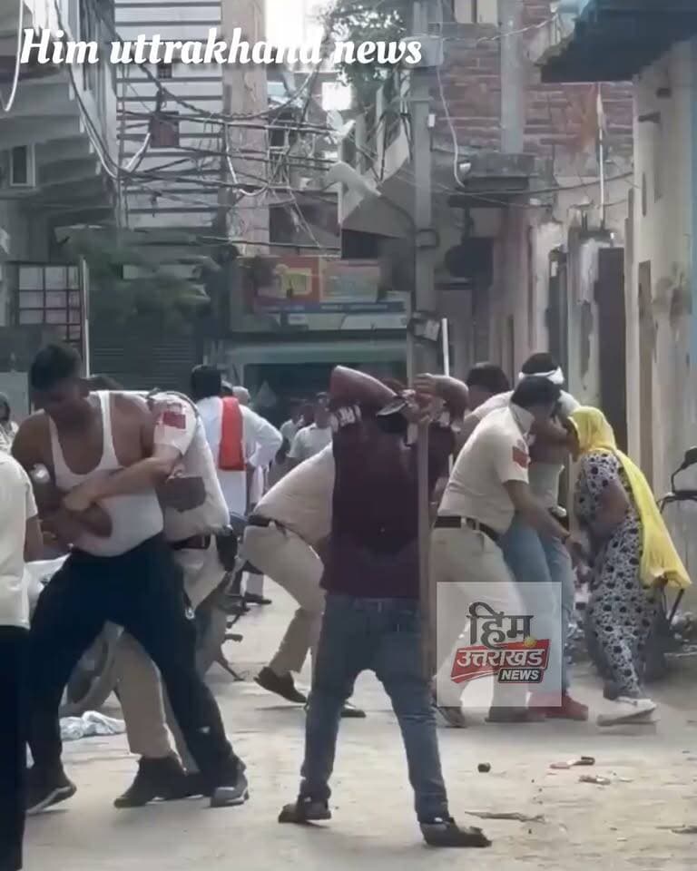 **दिल्ली के भलस्वा डेयरी इलाके में पुलिस टीम को चारों ओर से घेरकर लाठी-डंडों और पत्थरों से हमला करने का मामला सामने आया।
...इस वीडियो पर अपनी प्रतिक्रिया जरुर दीजिएगा👇👇