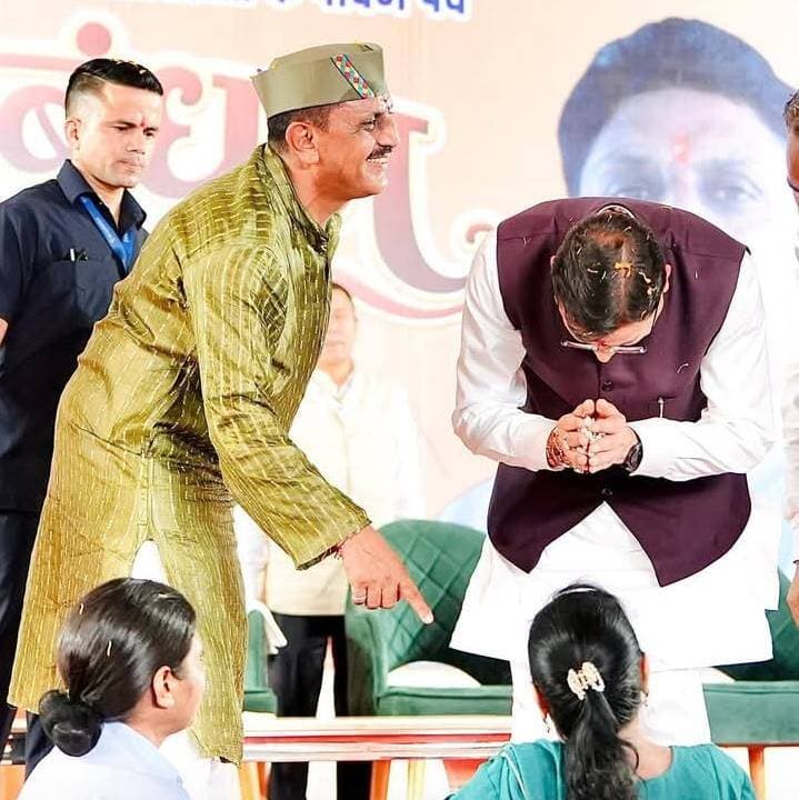 भाई-बहन के पवित्र प्रेम और विश्वास का पर्व — रक्षाबंधन
आज 21-कैंट विधानसभा क्षेत्र में भाई-बहन के अटूट प्रेम, विश्वास और स्नेह के पवित्र पर्व रक्षाबंधन का भव्य एवं भावपूर्ण आयोजन देखने को मिला। वरिष्ठ भाजपा नेता, समाजसेवी एवं जन-जन के प्रिय भाई श्री जोगेंद्र सिंह पुंडीर जी द्वारा प्रत्येक वर्ष की भांति इस वर्ष भी जी.एम. रोड स्थित चौधरी फार्म हाउस में रक्षाबंधन कार्यक्रम का भव्य आयोजन किया गया।
इस अवसर पर क्षेत्र की मातृशक्ति एवं बहनों ने बड़ी संख्या में कार्यक्रम में पहुंचकर श्री जोगेंद्र सिंह पुंडीर जी की कलाई पर राखी बांधी और भाई-बहन के इस पवित्र रिश्ते को और मजबूत बनाया। बहनों के स्नेह और आशीर्वाद से पूरा वातावरण आत्मीयता, अपनत्व और पारिवारिक भावनाओं से भर उठा।
कार्यक्रम में माननीय मुख्यमंत्री श्री पुष्कर सिंह धामी जी, प्रदेश महिला अध्यक्ष श्रीमती रुचि भट्ट जी, देहरादून महानगर अध्यक्ष इंजीनियर सिद्धार्थ अग्रवाल जी सहित भाजपा के विभिन्न पदाधिकारी...