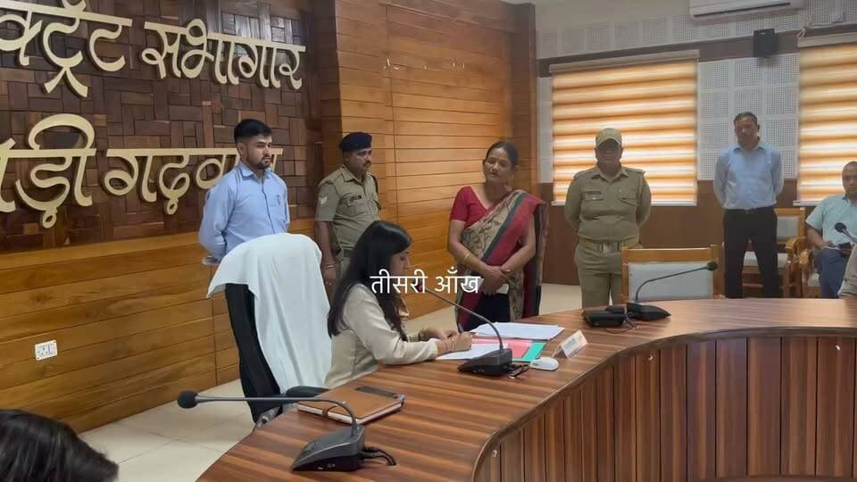 जनता दरबार में अवैध शराब के कारोबार का मामला उठा।
पौड़ी। सोमवार को आयोजित जनता दरबार में अवैध शराब की तस्करी और खुलेआम हो रहे शराब के कारोबार का मामला भी सामने आया। एक महिला ने शिकायत करते हुए आरोप लगाया कि क्षेत्र में शराब माफिया बेखौफ होकर अवैध शराब का कारोबार कर रहे हैं। महिला के अनुसार, शराब माफिया का दावा है कि उनका हिस्सा सभी जगह बंधा हुआ है, इसलिए उनके अवैध कारोबार को कोई रोक नहीं सकता। महिला की शिकायत के बाद मामले को गंभीरता से लेते हुए संबंधित अधिकारियों से आवश्यक कार्रवाई की अपेक्षा जताई गई है। स्थानीय लोगों ने भी अवैध शराब के कारोबार पर प्रभावी रोक लगाने और दोषियों के खिलाफ सख्त कार्रवाई की मांग की है।