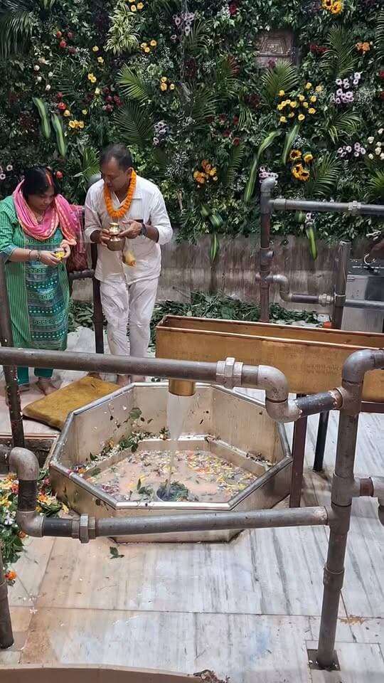 चौथी सोमवारी पर भी अर्घा के माध्यम से बाबा गरीबनाथ पर जलाभिषेक।