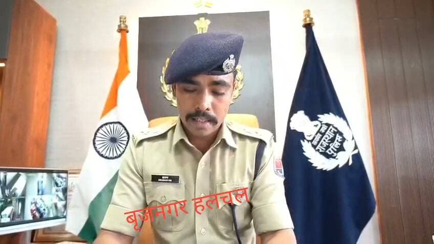#पुलिस_कार्यवाही__
#साइबर_ठग_गिरफ्तार___
#बृजनगर______
__पुलिस थाना बृजनगर द्वारा साईबर ठगो के खिलाफ की कार्यवाही
__जिला पुलिस अधीक्षक कांबले शर्मा गोपीनाथ के निर्देशन में की कार्यवाही
__साईबर ठगो को बैंक खाता व सिमकार्ड उपलब्ध करवाने वाले गिरोह का किया पर्दाफाश
__तीन साईबर ठग गिरफ्तार एक नाबालिग को किया।
__कब्जे से 03 मोबाईल व 05 सिमकार्ड बरामद
__*आरोपी सारुक पुत्र इस्लाम जाति मेव उम्र 21 साल निवासी पैण्डका रोड,कस्बा बृजनगर, हैदर खान पुत्र फज्जर खान जाति मेव उम्र 18 साल निवासी पैण्डका रोड कस्बा बृजनगर ,अजय कुमार पुत्र दिनेश चन्द प्रजापत उम्र 19 साल निवासी पैण्डका रोड कस्बा बृजनगर जिला डीग को गिरफ्तार किया गया।*
__आरोपी सारुक, हैदर खान व अजय कुमार कमीशन पर बैंक खाता उपलब्ध करवाते थे तथा नाबालिग सिम कार्ड उपलब्ध करवाता था।