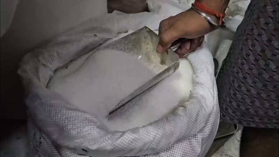 चीनी के बढ़ते दाम से कालाबाजारी का खतरा, DM ने दिए निगरानी के आदेश